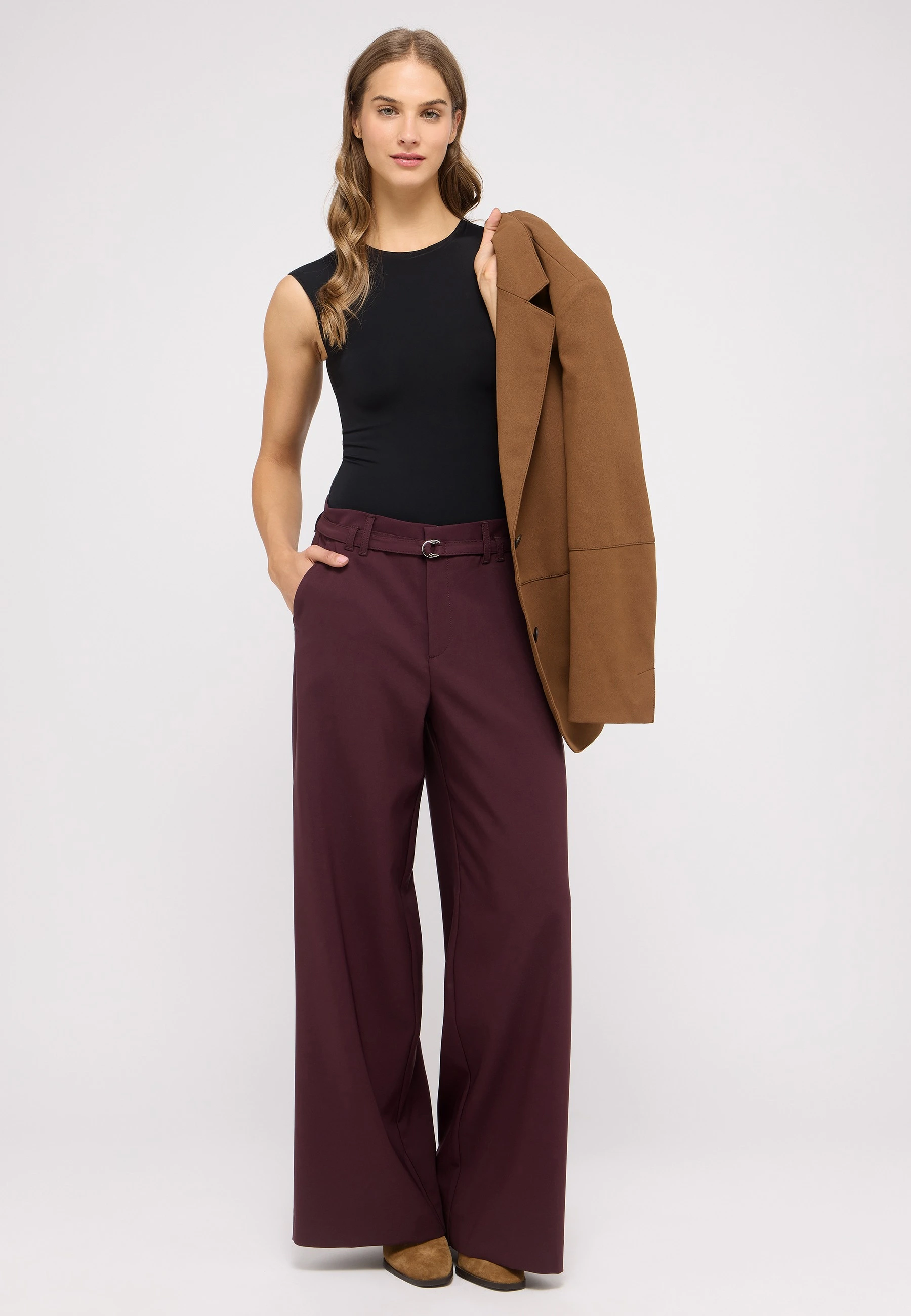 Model trägt rote Business Hose von ANGELS mit Blazer und Top
