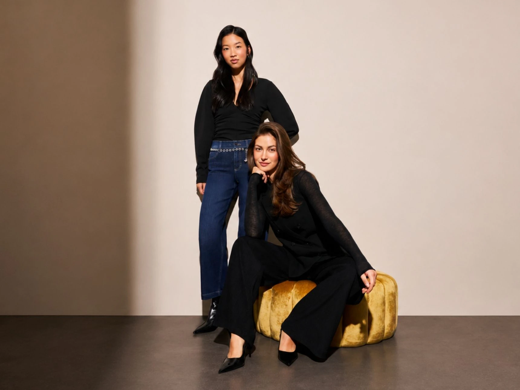 Zwei Frauen in Angels Hosen und Jeans
