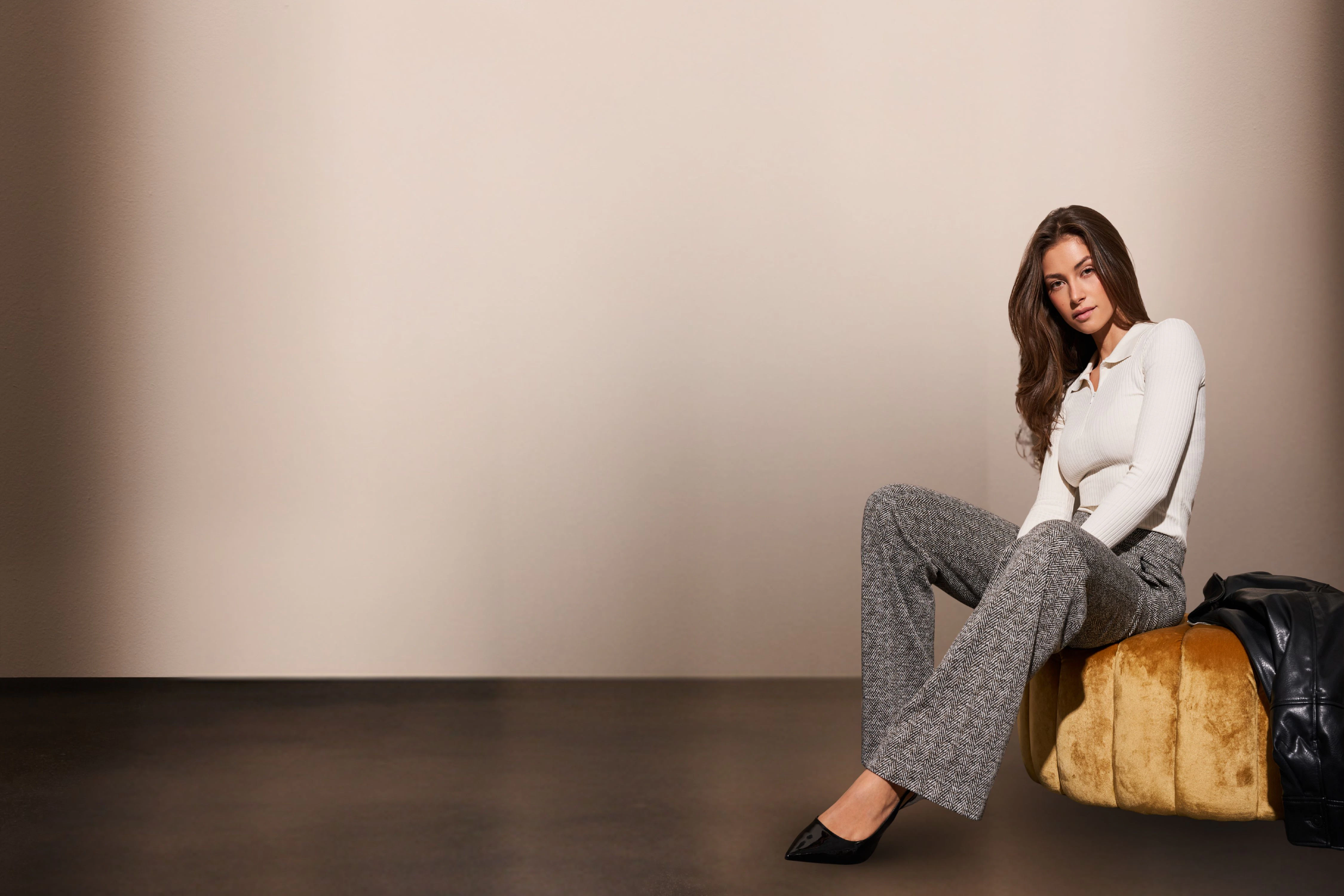 Model trägt graue Business Hose mit Fischgrätmuster von ANGELS