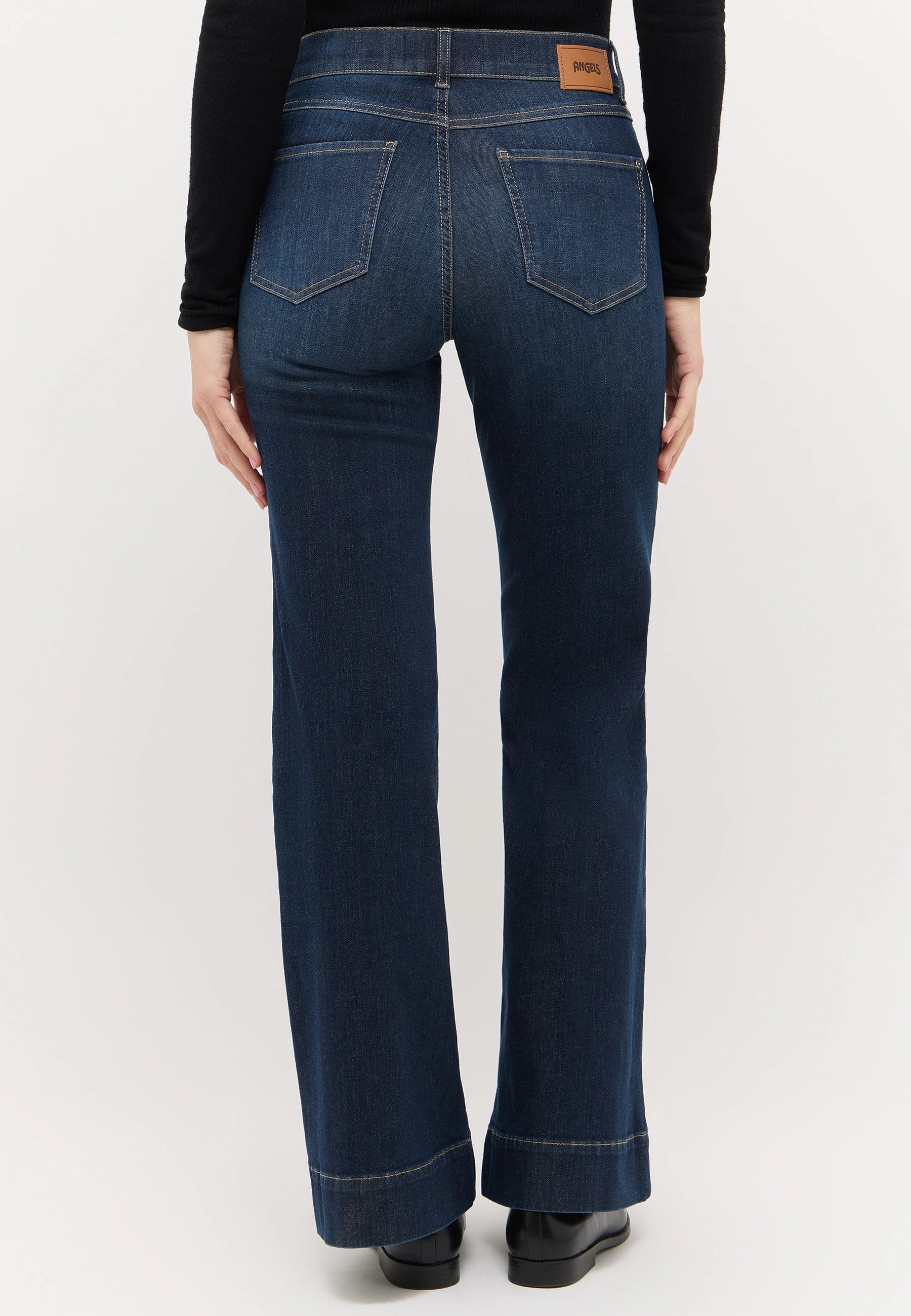 Rückansicht einer dunkelblauen Angels Bootcut Jeans
