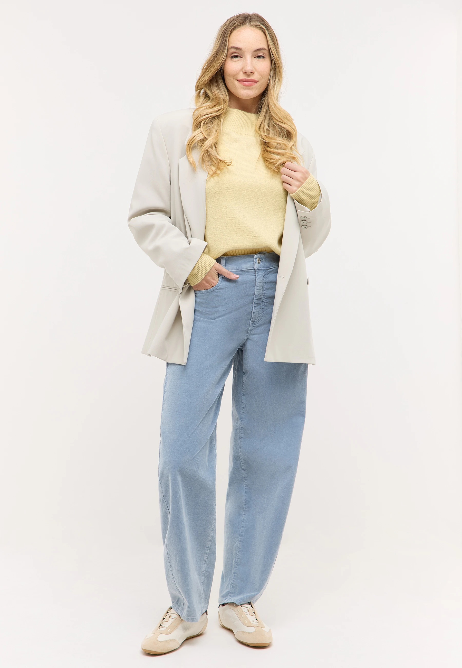 Model trägt blaue ANGELS Cordhose mit Barrel Leg und Blazer