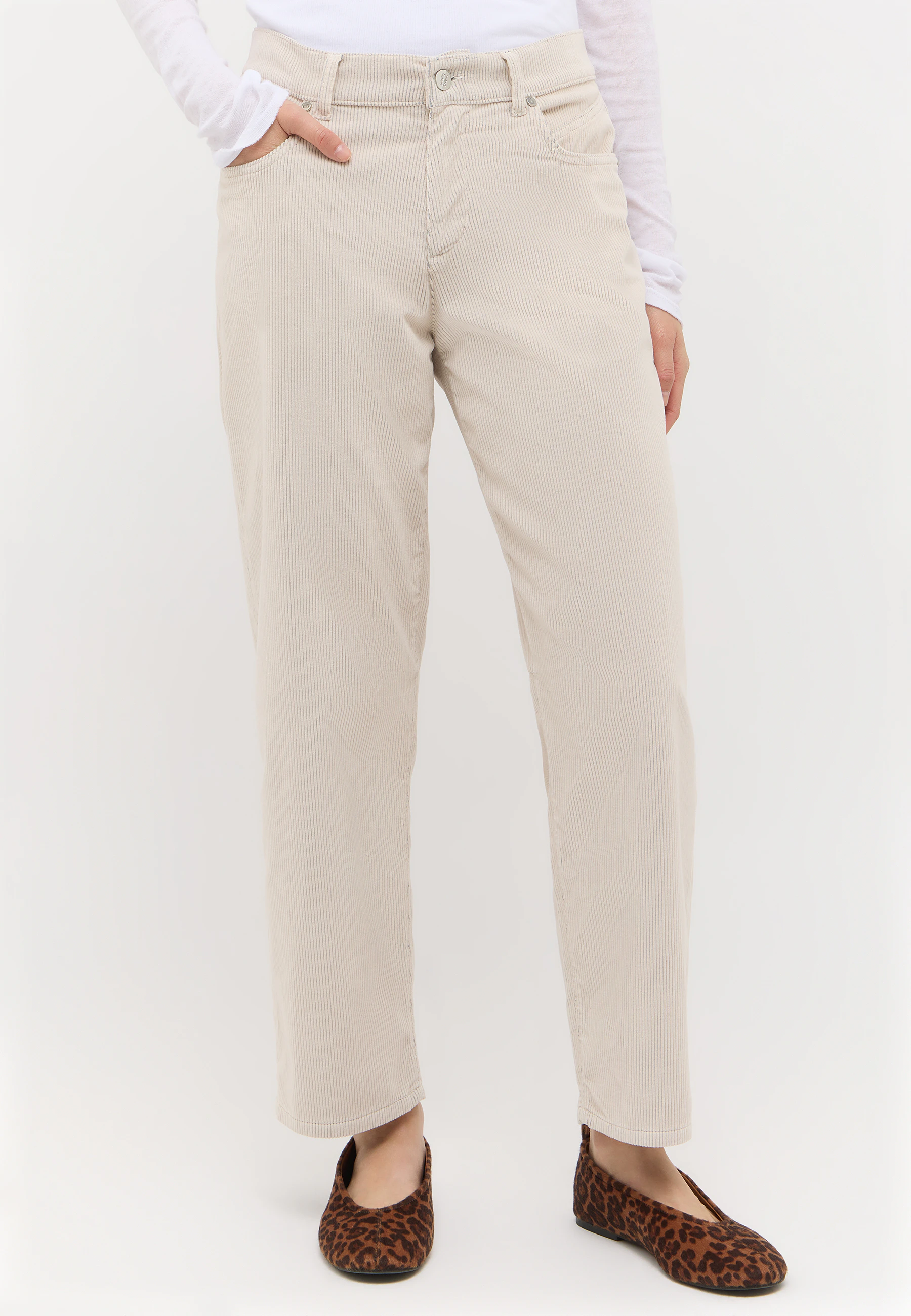 Model trägt cremefarbene Cord Jeans von ANGELS mit Ballerinas