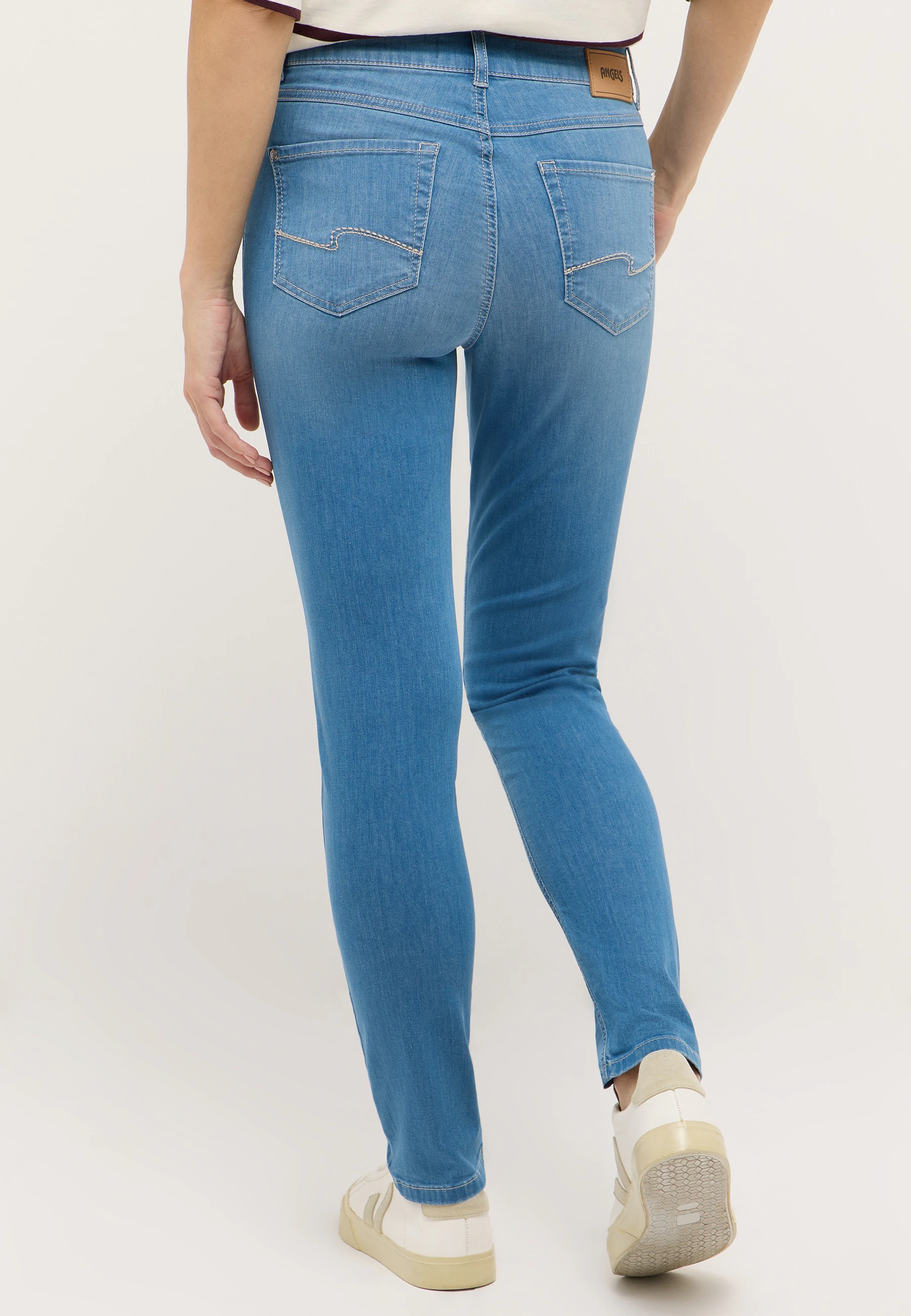 Rückansicht der hellblauen Skinny Jeans von ANGELS mit Gesäßtaschen.