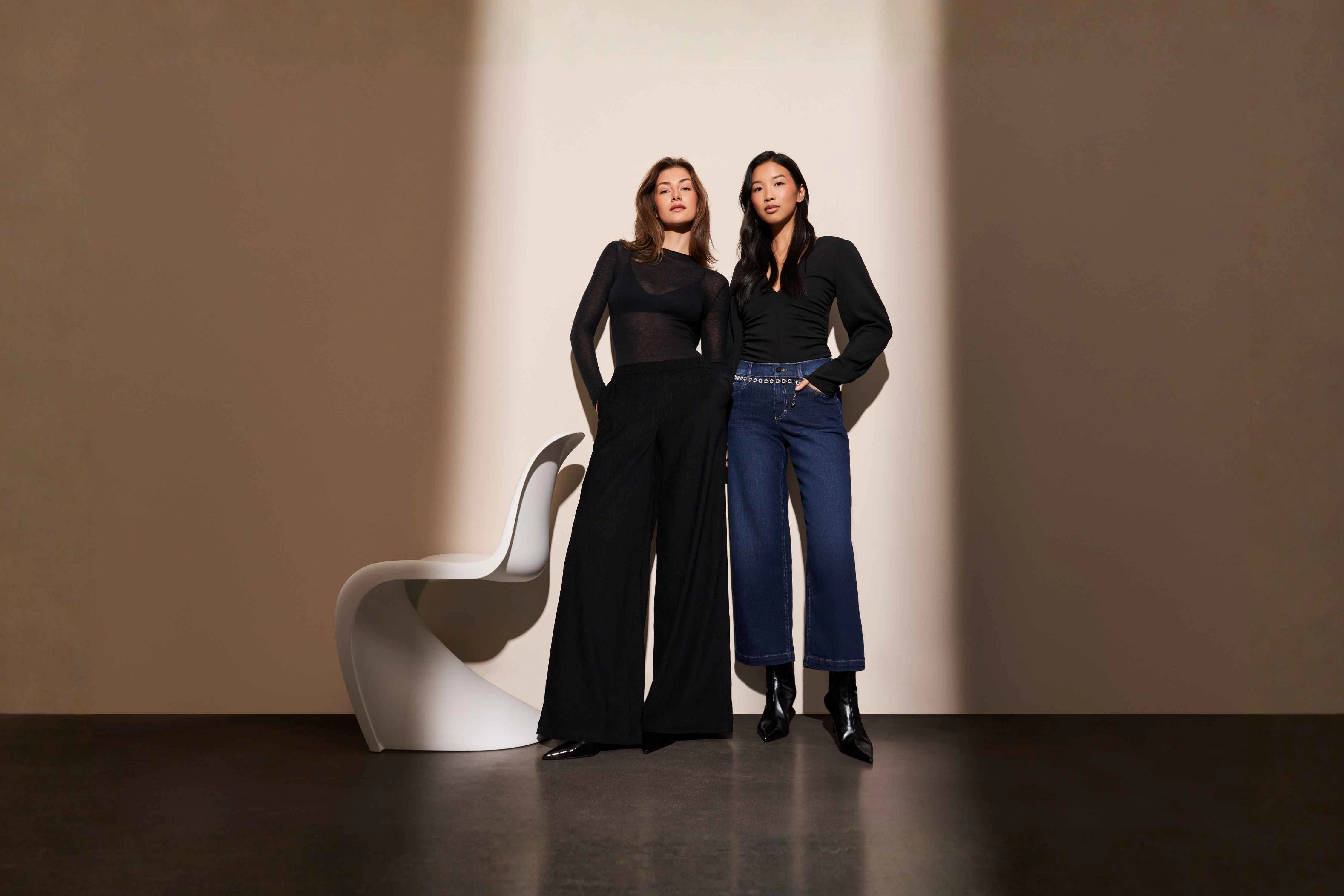 Zwei Models tragen ANGELS Hosen in Schwarz und Dunkelblau mit schwarzen Oberteilen