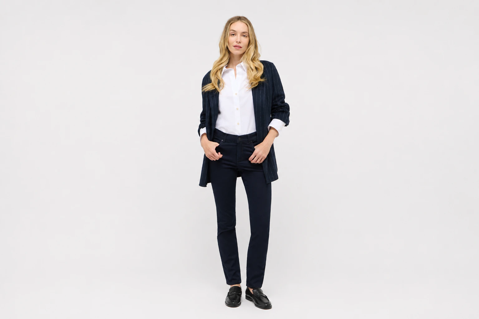 Dunkelblaue Cici Slim Fit Jeans kombiniert mit Bluse und Blazer