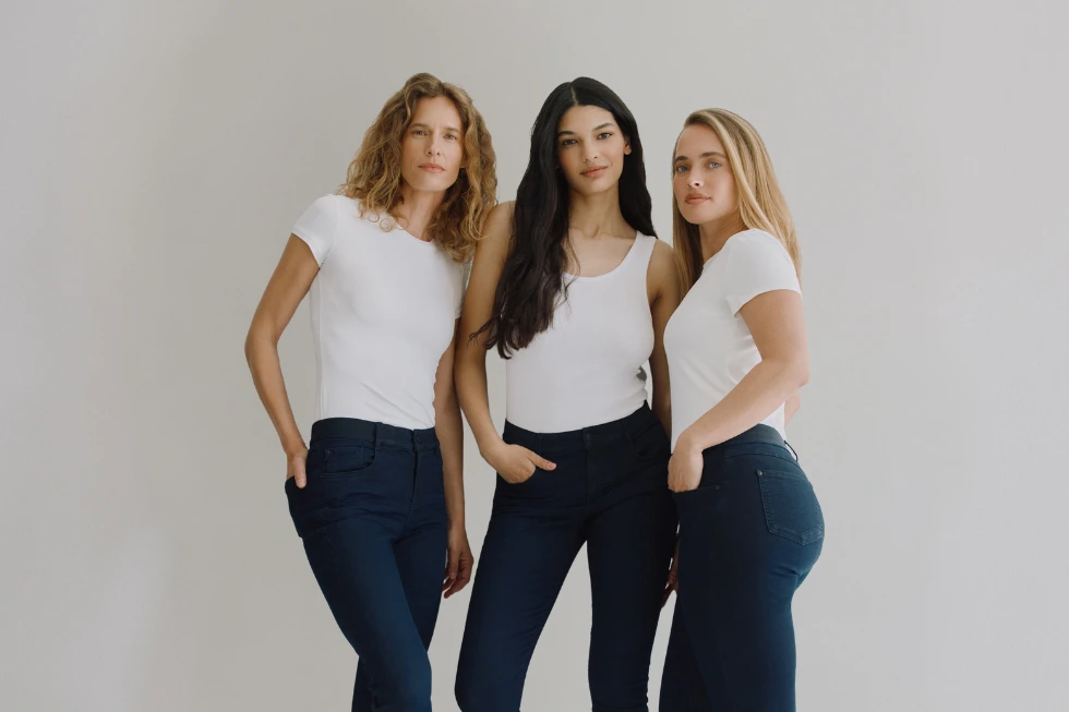 Drei Models tragen dunkelblaue Skinny Jeans von ANGELS.