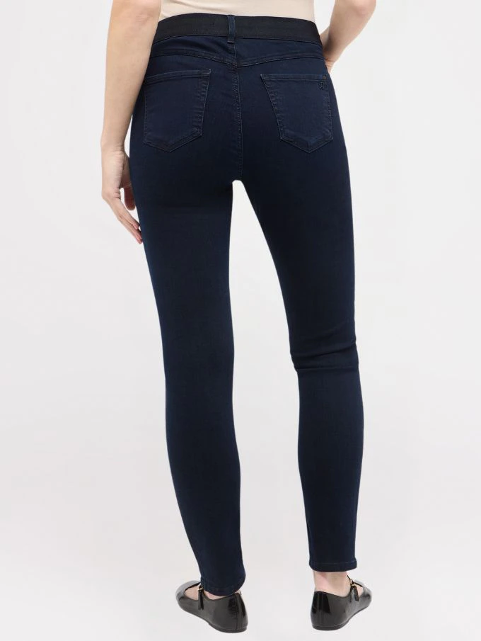 Rückansicht der ANGELS Skinny Jeans mit figurbetonter Passform, schmalem Bein und schwarzen Ballerinas.