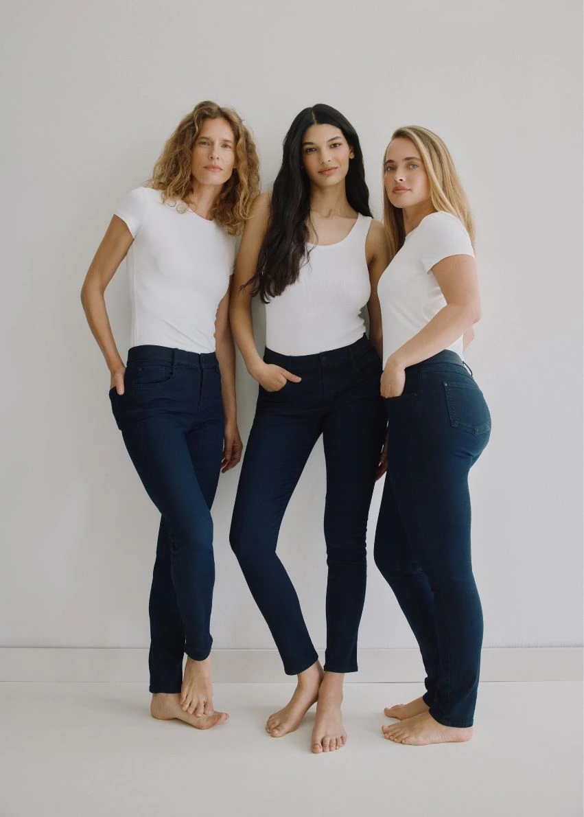 Drei Models tragen ANGELS Skinny Jeans mit weißen Oberteilen