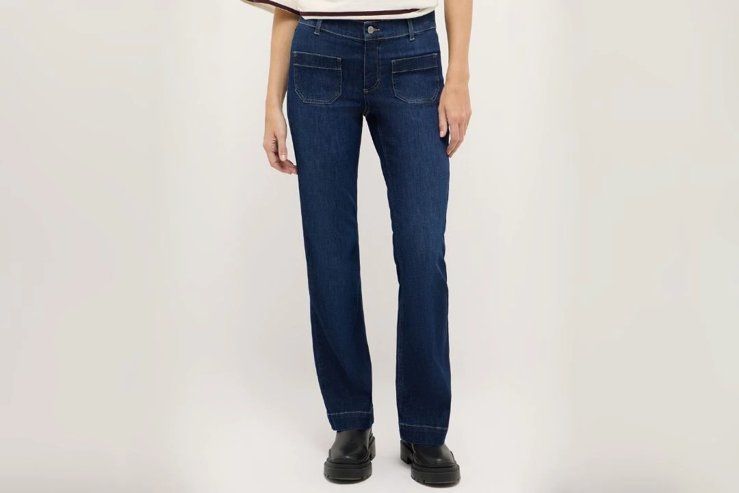 Produktanschnitt der Bootcut mit Flared Leg Lena in dunkler Waschung.