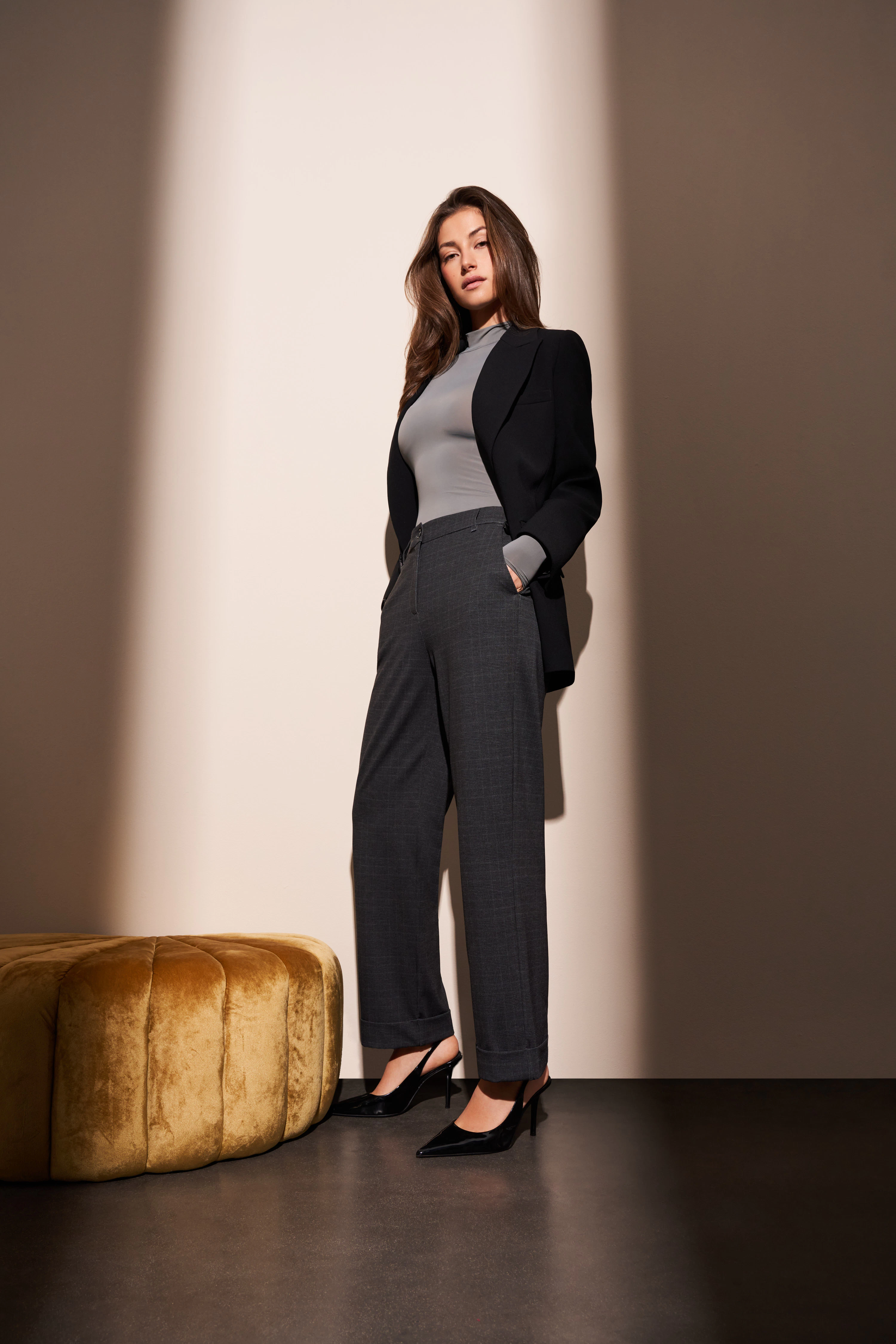 Model trägt graue Business Hose von ANGELS im Office Look