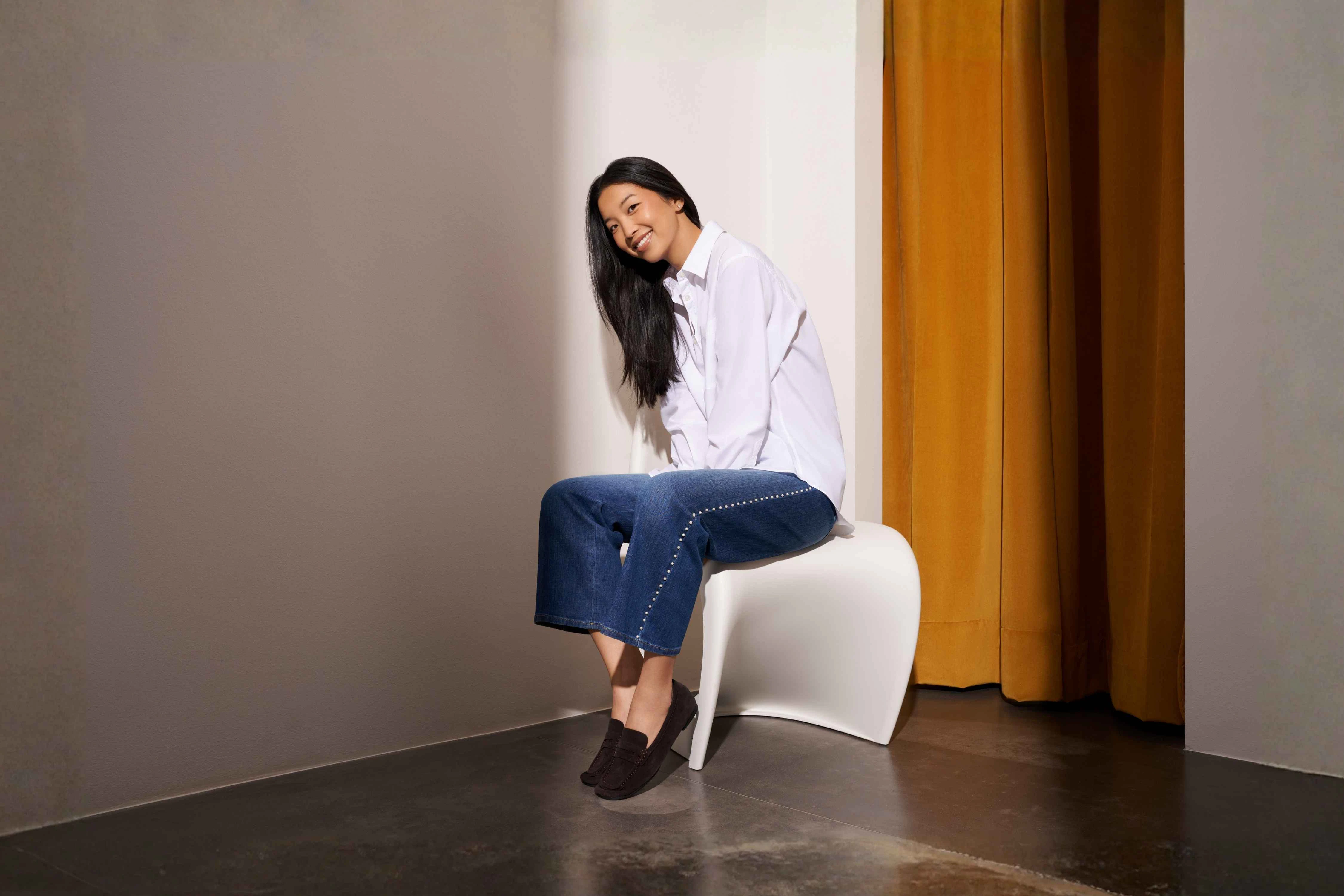 Model trägt dunkelblaue ANGELS Jeans mit Perlendetails und weißer Bluse