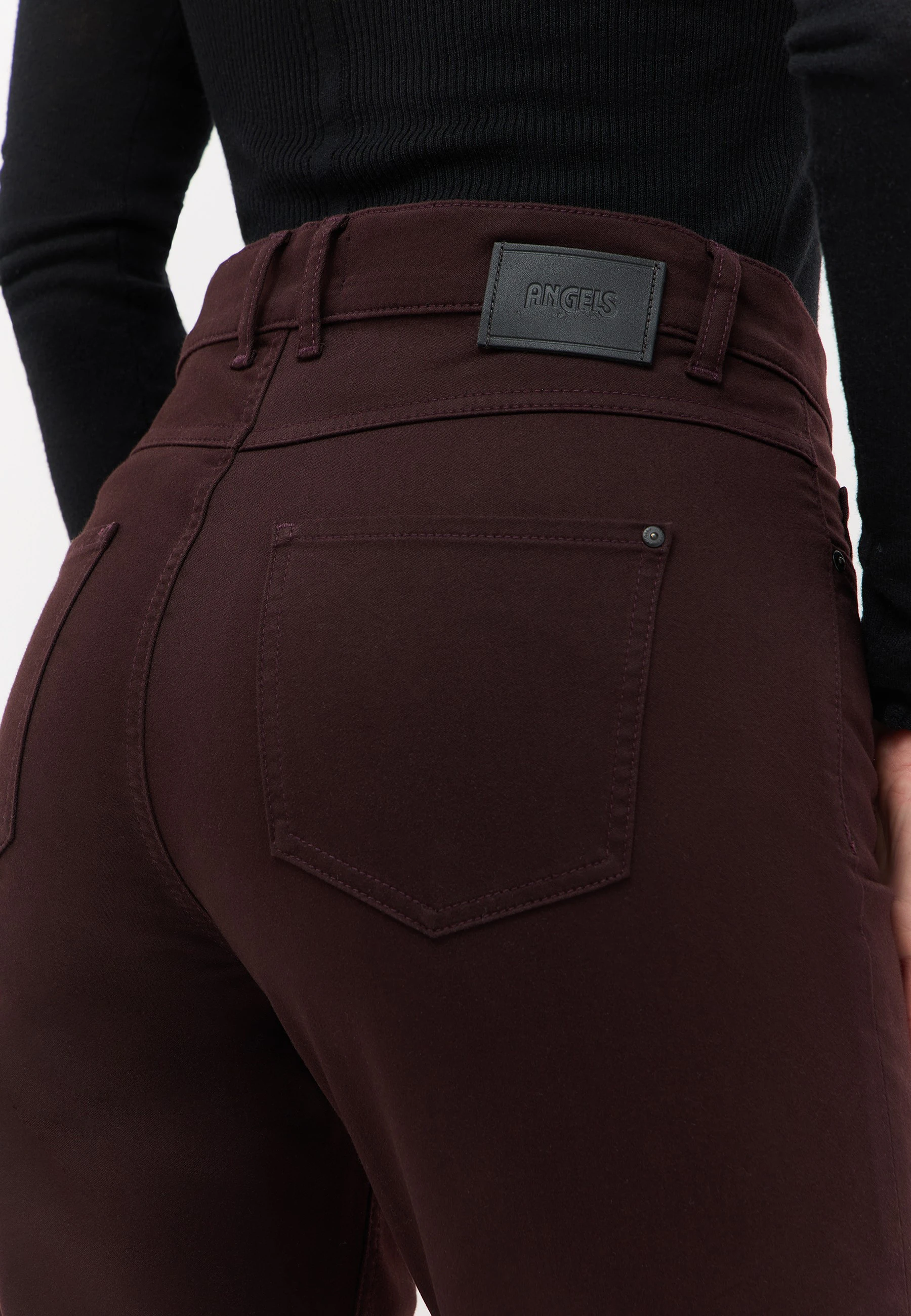 Detailaufnahme einer bordeauxroten ANGELS Hose