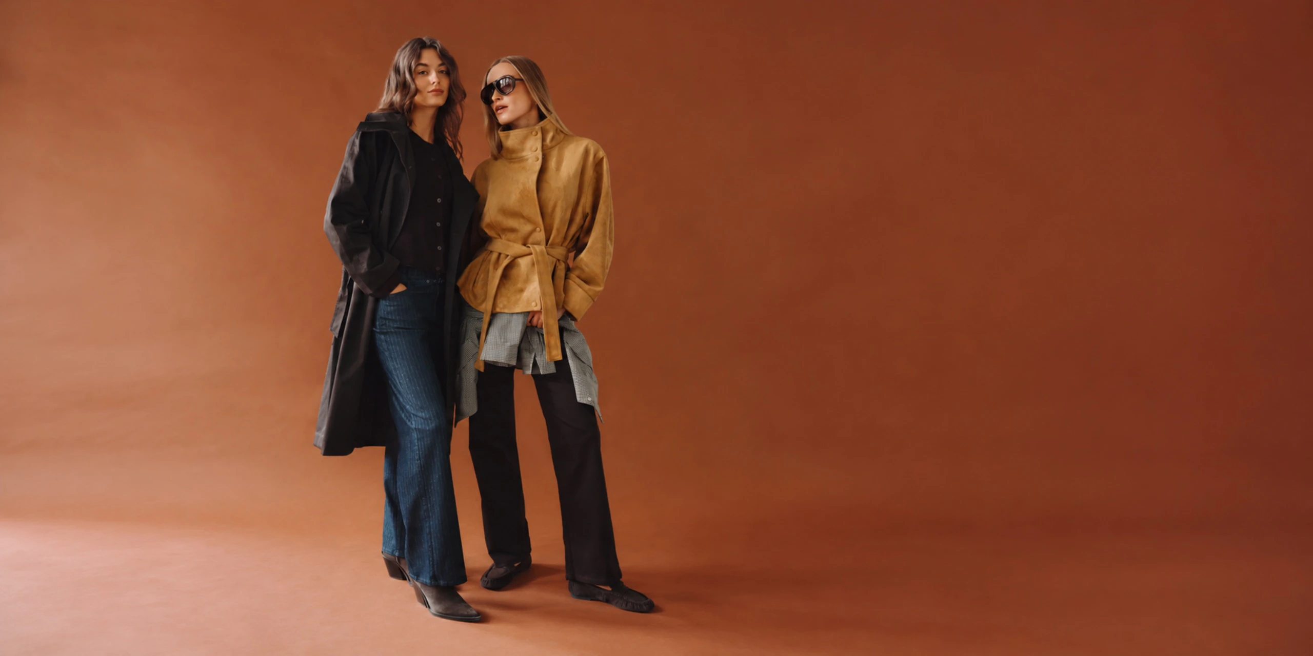 Zwei Models in ANGELS Wide Leg Hosen mit schwarzem Mantel und beiger Jacke