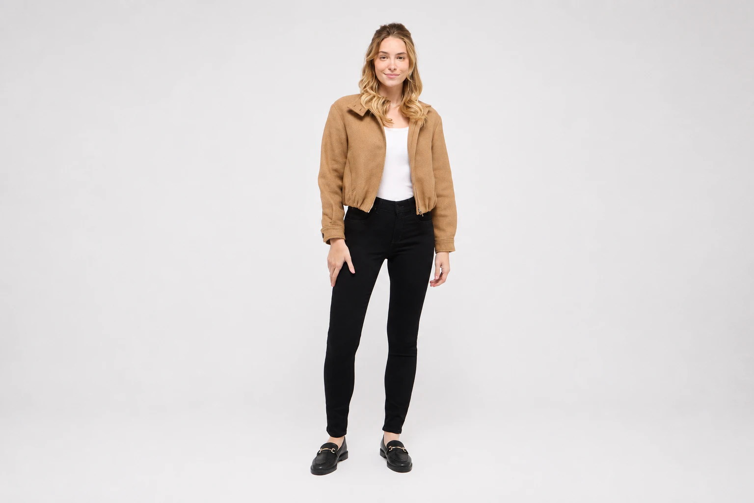 Frau in schwarzer Angels Skinny Jeans