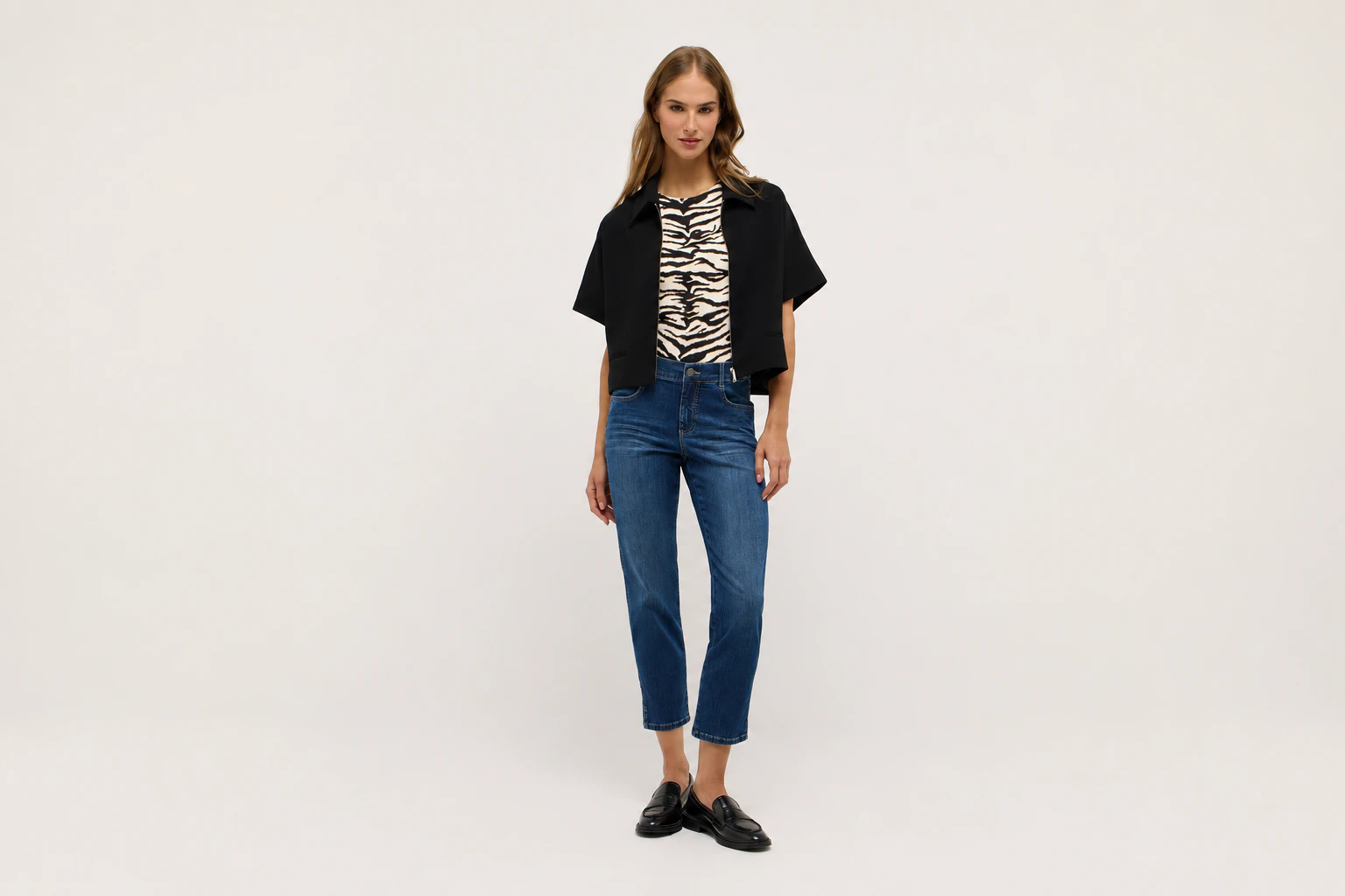 Blaue 7/8 Jeans Cira kombiniert mit Top und Loafern