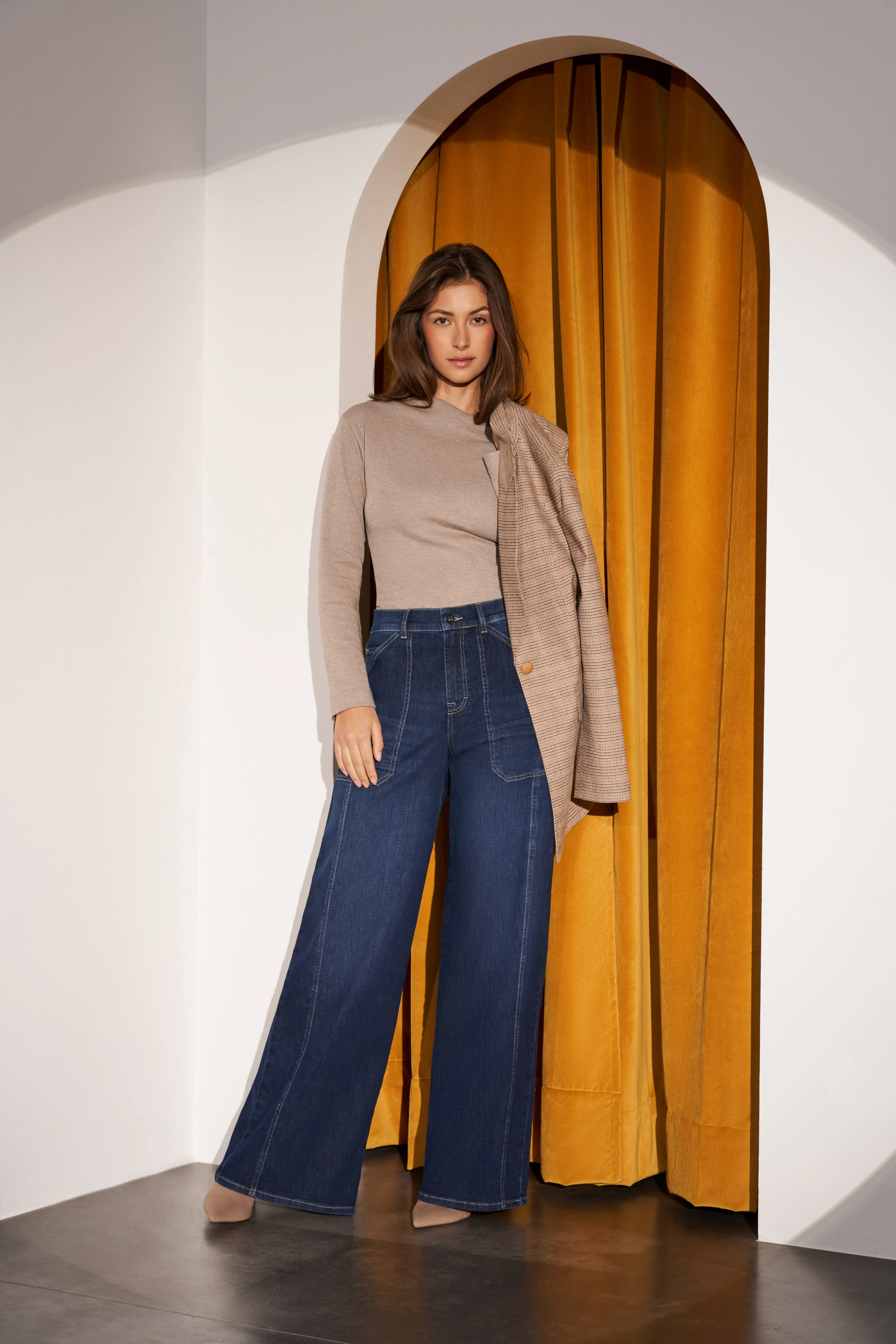 Model trägt Wide Leg Jeans von ANGELS mit Blazer im Herbstlook