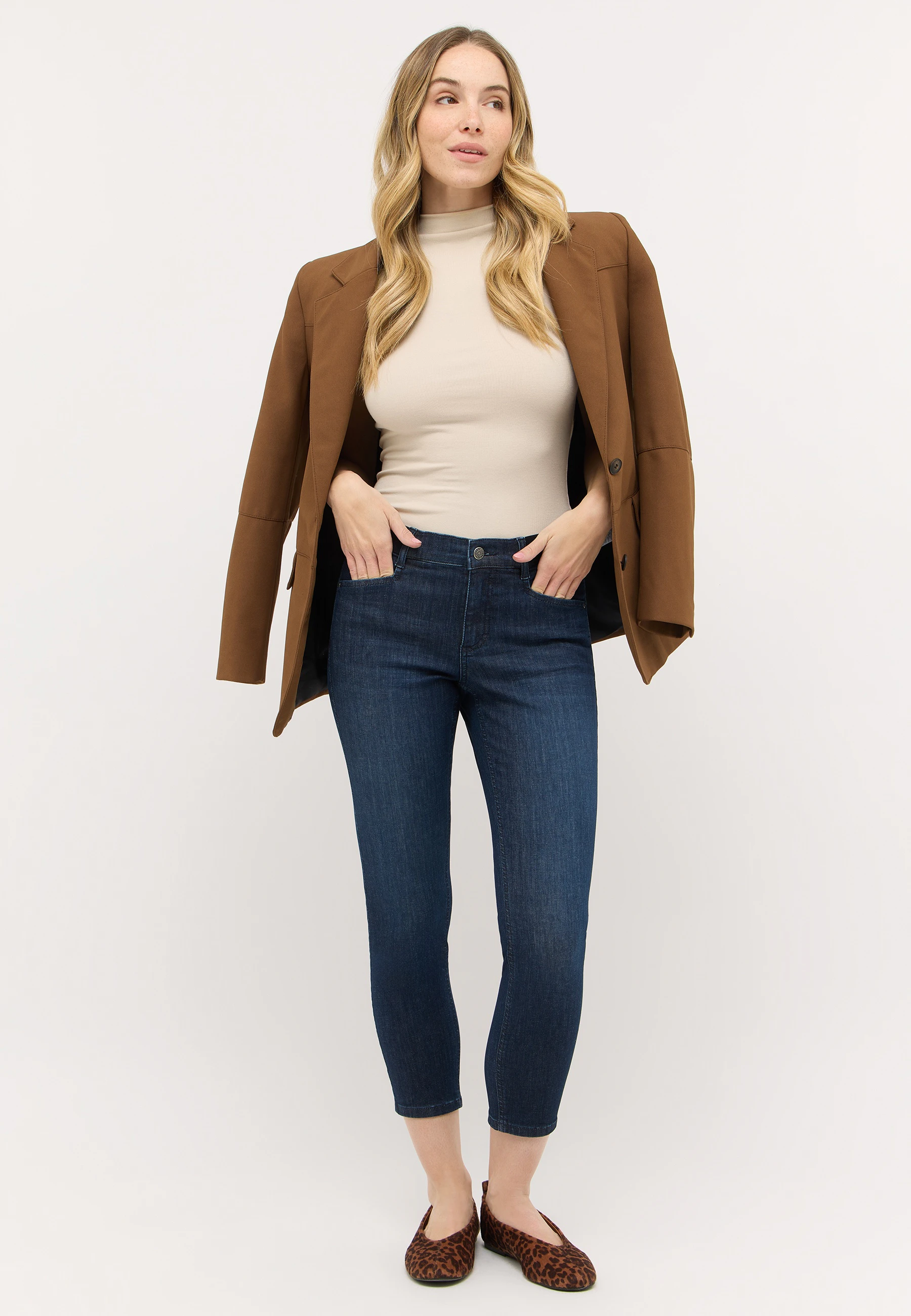 Model trägt Dark Denim Jeans von ANGELS mit braunem Blazer