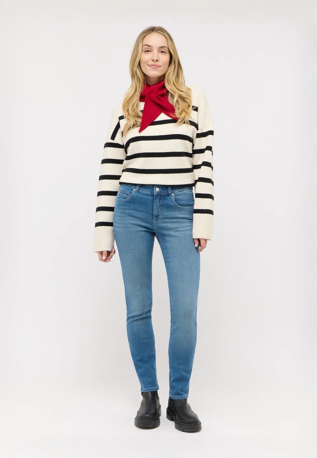 Frau in hellblauer Angels Jeans mit geradem Bein und Pullover