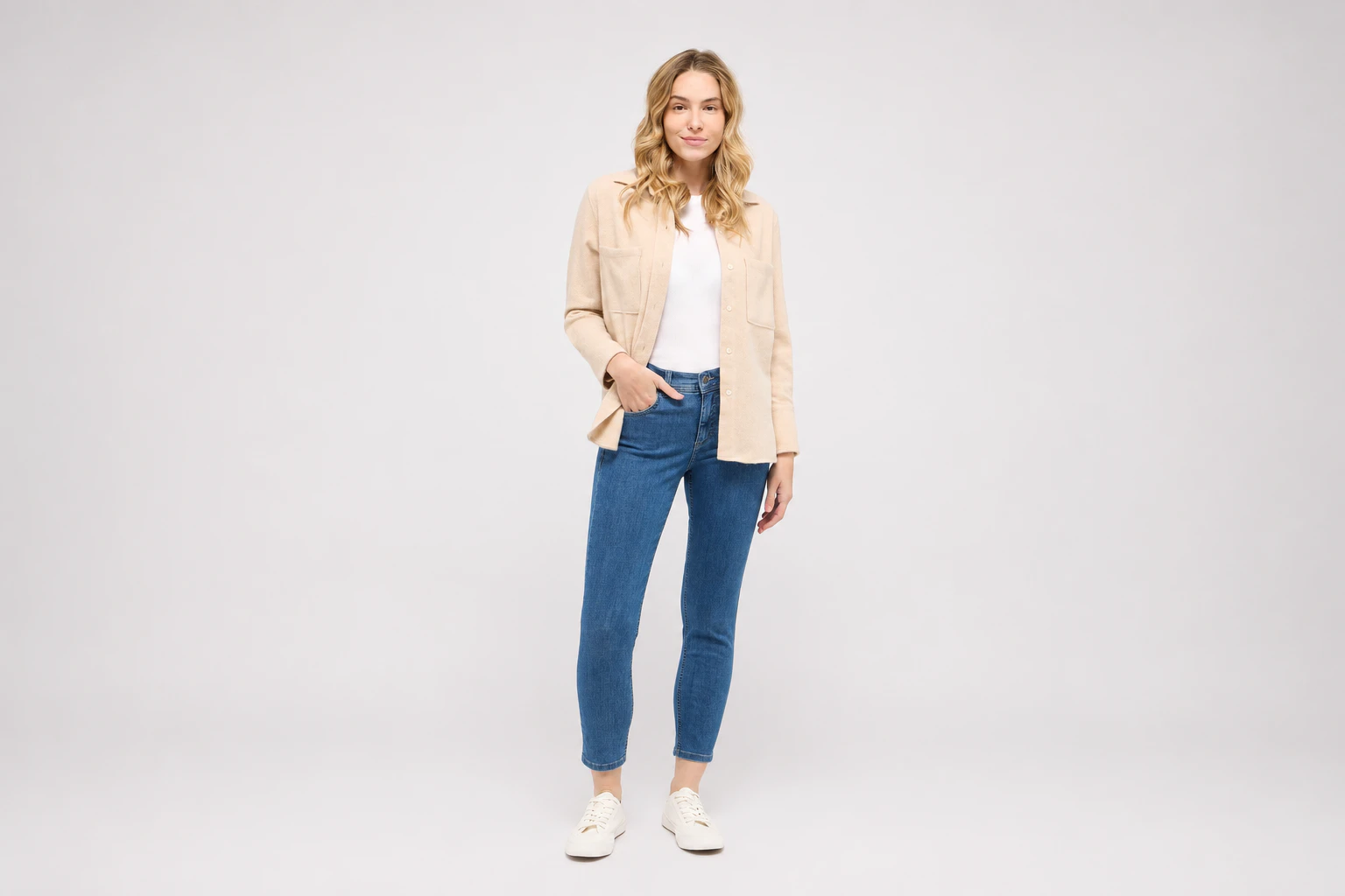 Frau in blauer 7/8 Slim Fit Jeans Ornella
