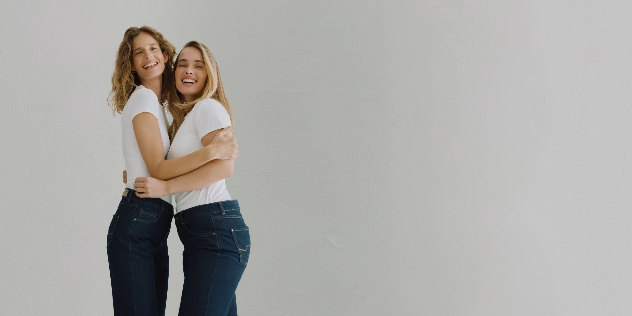 Zwei Models tragen dunkelblaue Skinny Jeans von ANGELS.