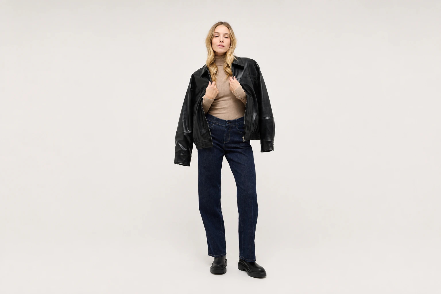 Dunkelblaue Wide Leg Jeans mit Lederjacke und Boots kombiniert