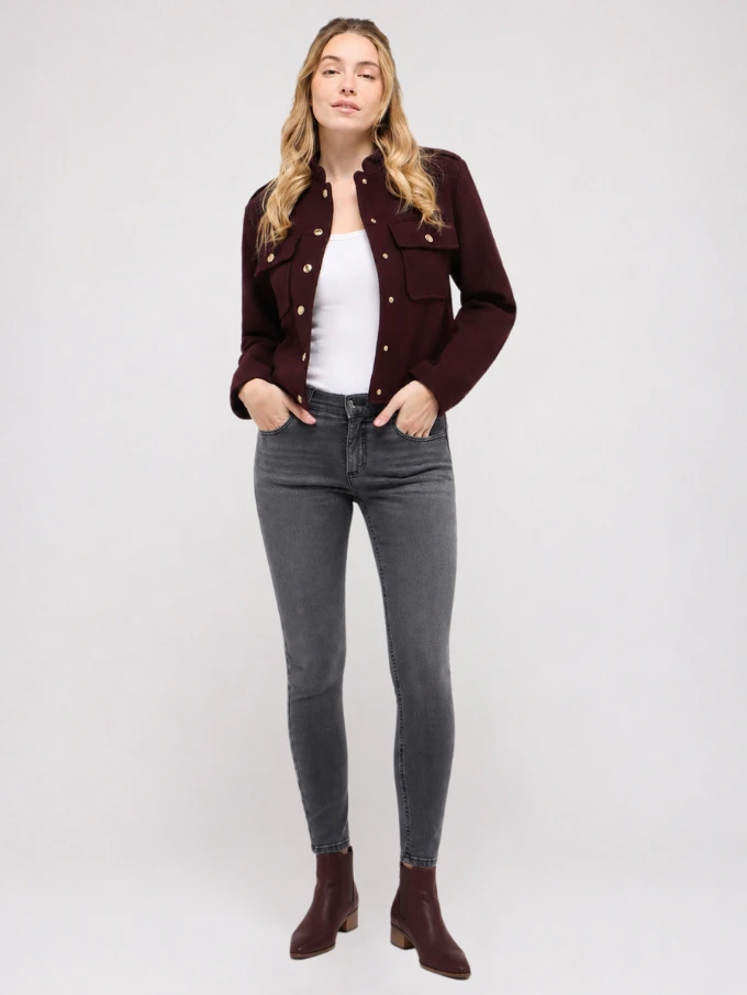 Model kombiniert graue Skinny Jeans von ANGELS mit bordeauxfarbener Jacke und Stiefeletten.