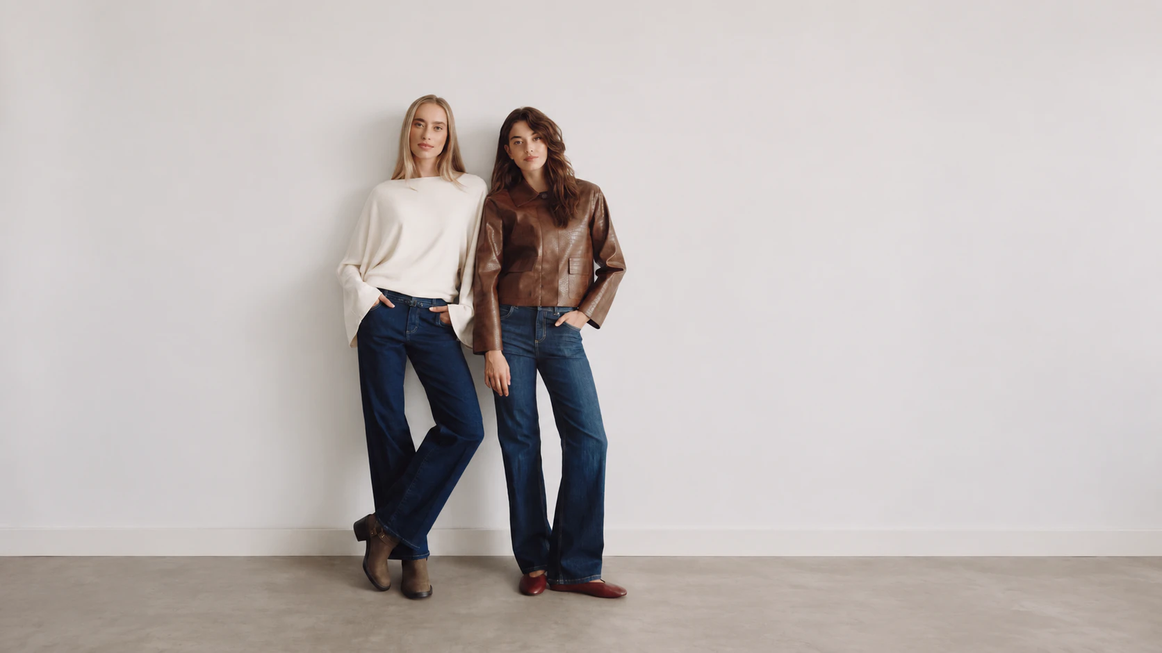 Zwei Models tragen ANGELS Jeans in Blau mit modernen Looks