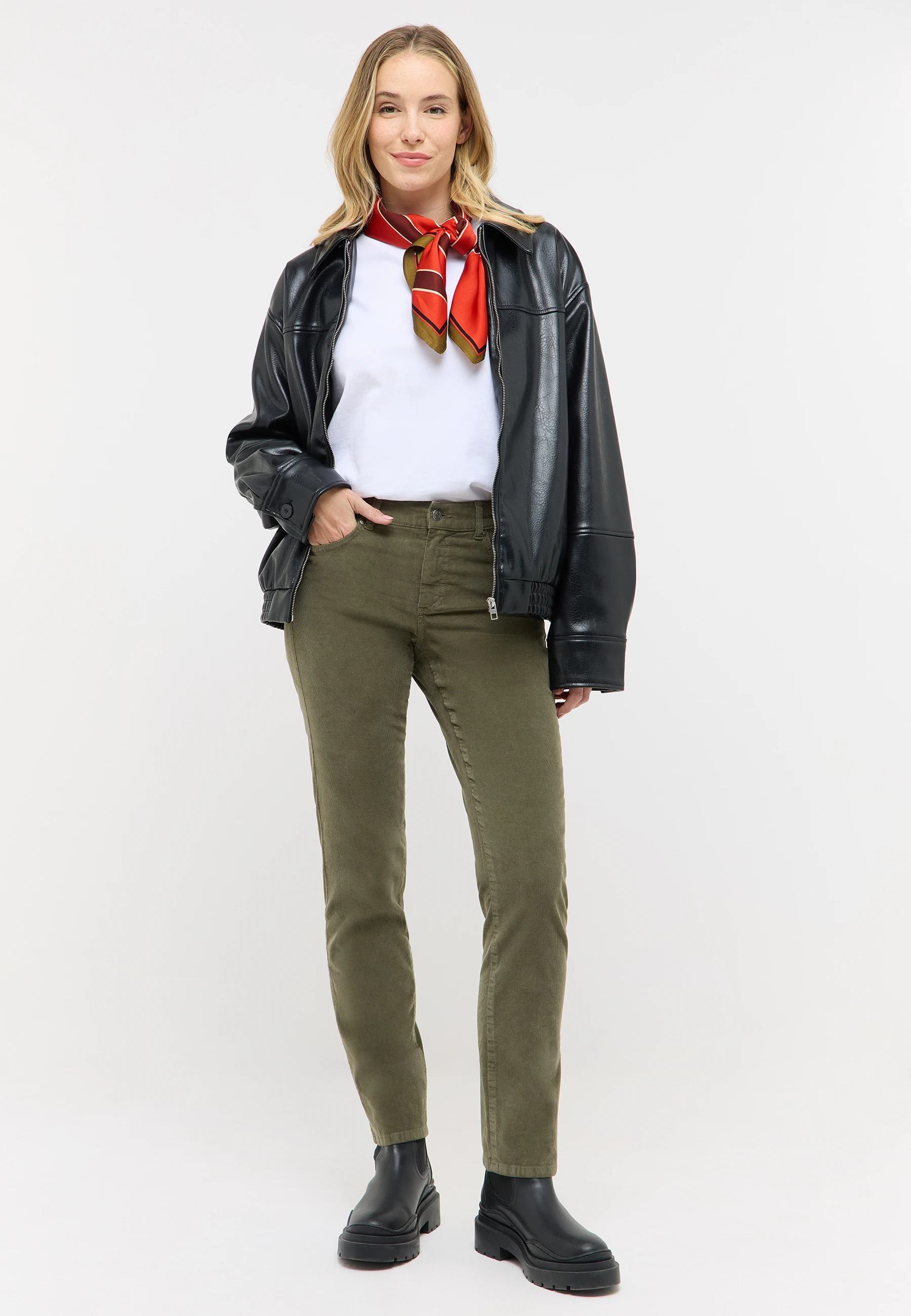 Model trägt khaki ANGELS Cordhose mit schmalem Bein und Lederjacke