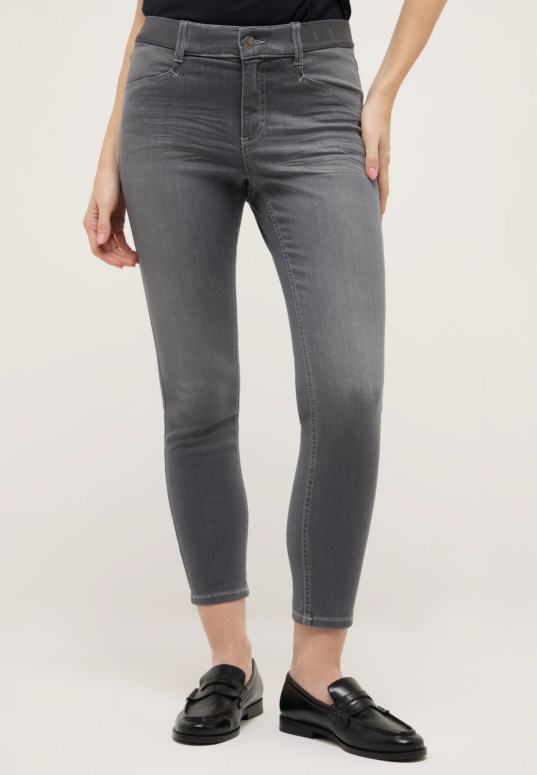 Detailansicht einer grauen ANGELS 7/8 Jeans mit schwarzen Loafern