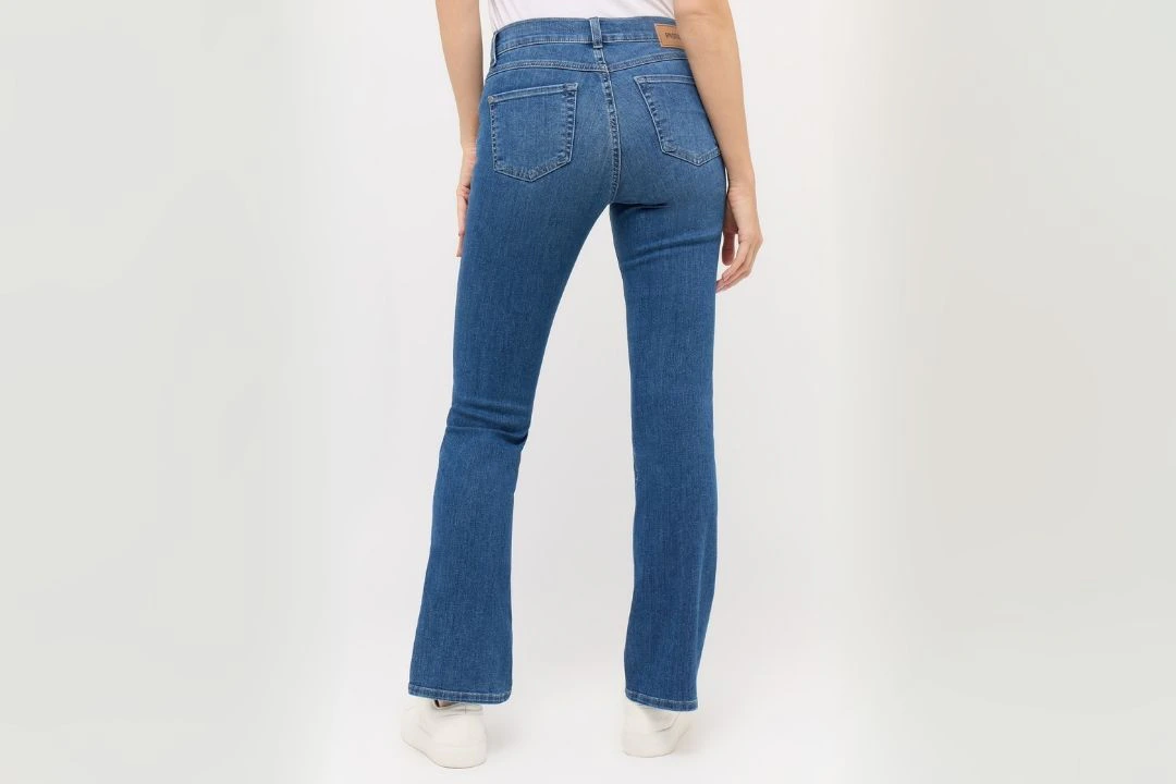 Produktanschnitt in Rückansicht der Bootcut Leni in mid blue.
