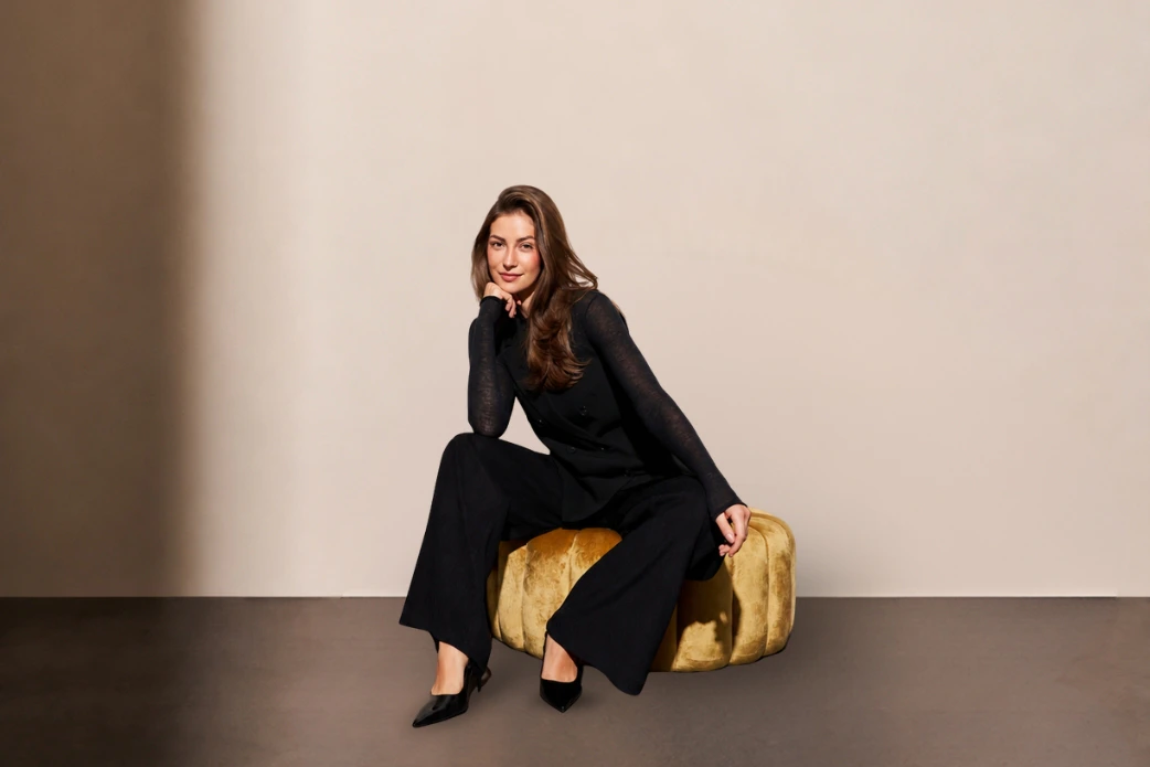 Model trägt elegantes Business Outfit mit schwarzer Hose von ANGELS