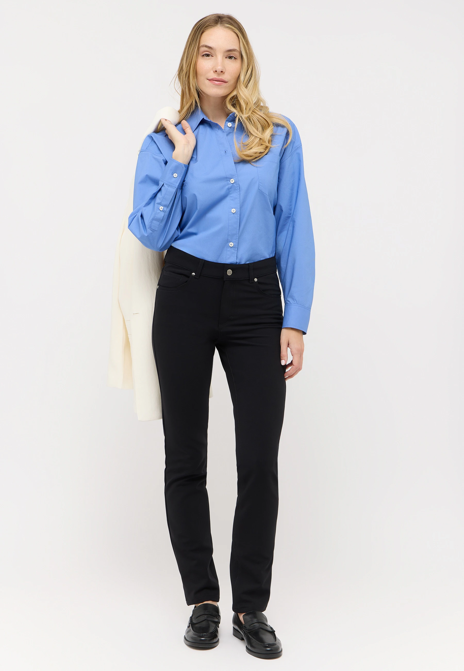 Model trägt schwarze Business Hose von ANGELS mit blauer Bluse