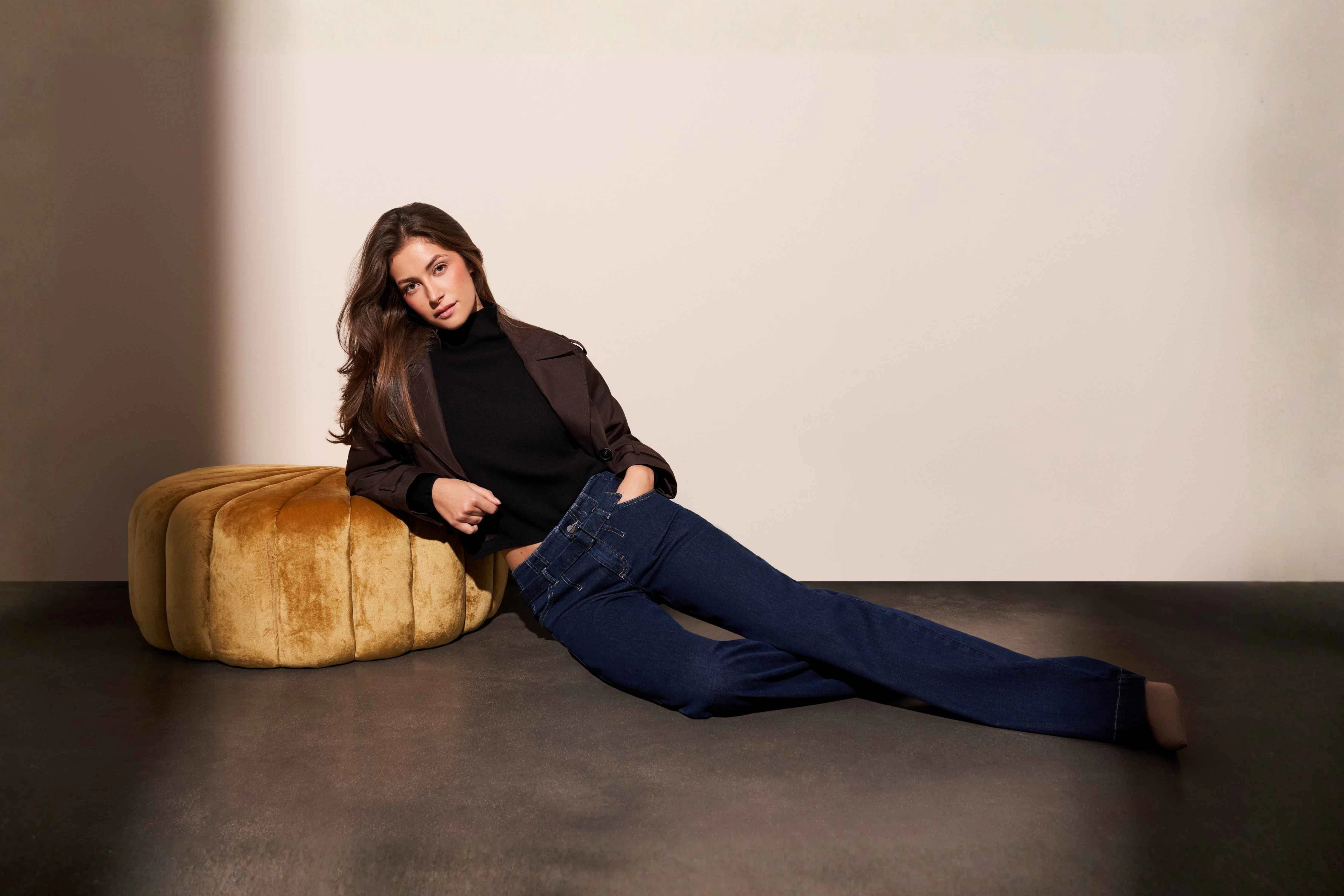 Model trägt dunkelblaue ANGELS Jeans mit schwarzem Oberteil