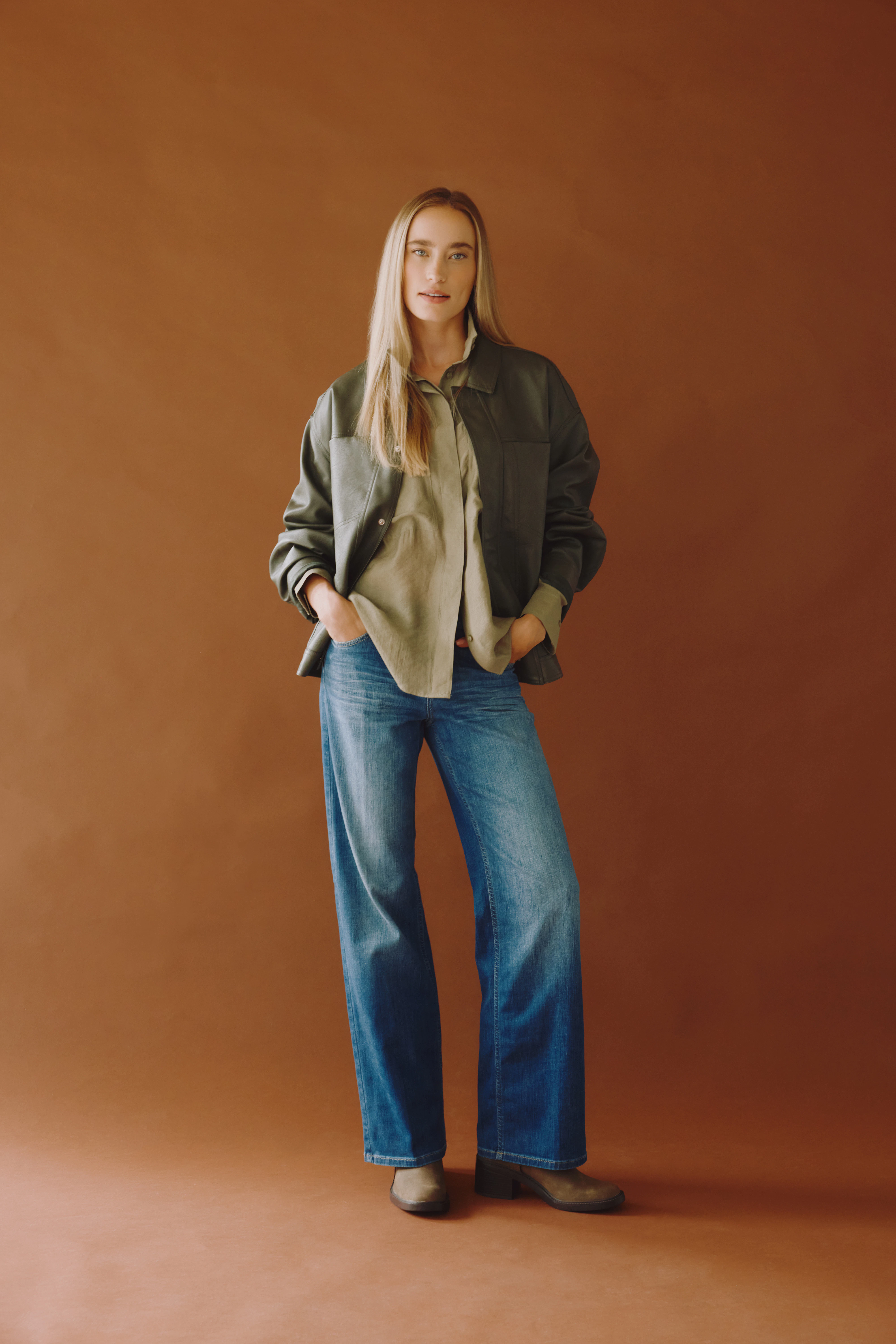 Model trägt ANGELS Liz Jeans mit Lederjacke und Boots