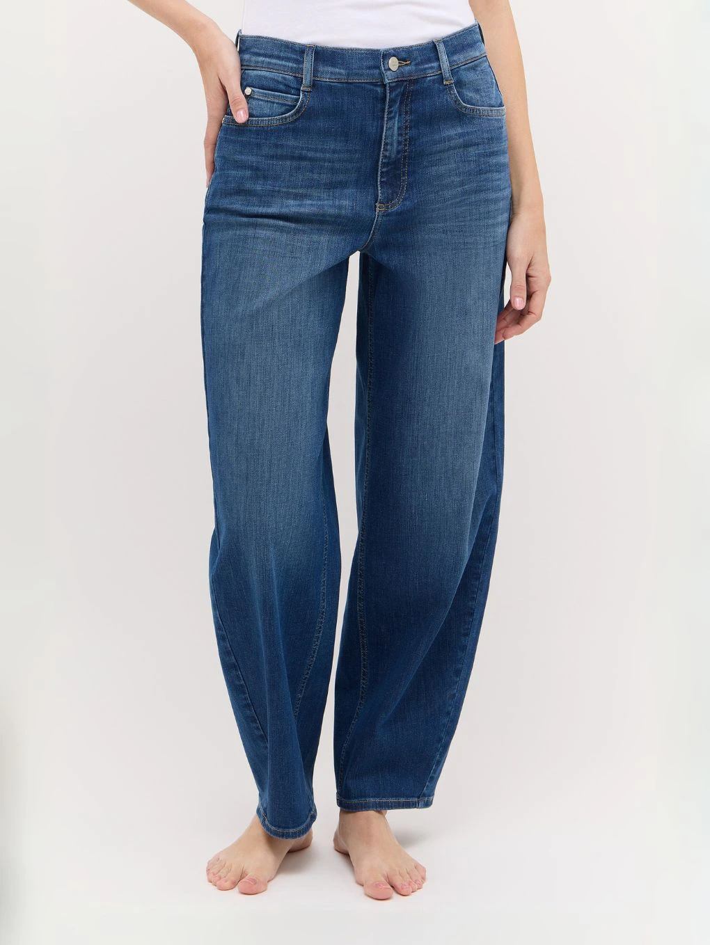 Ausschnitt der Angels Barrel Jeans Elva in blue Denim