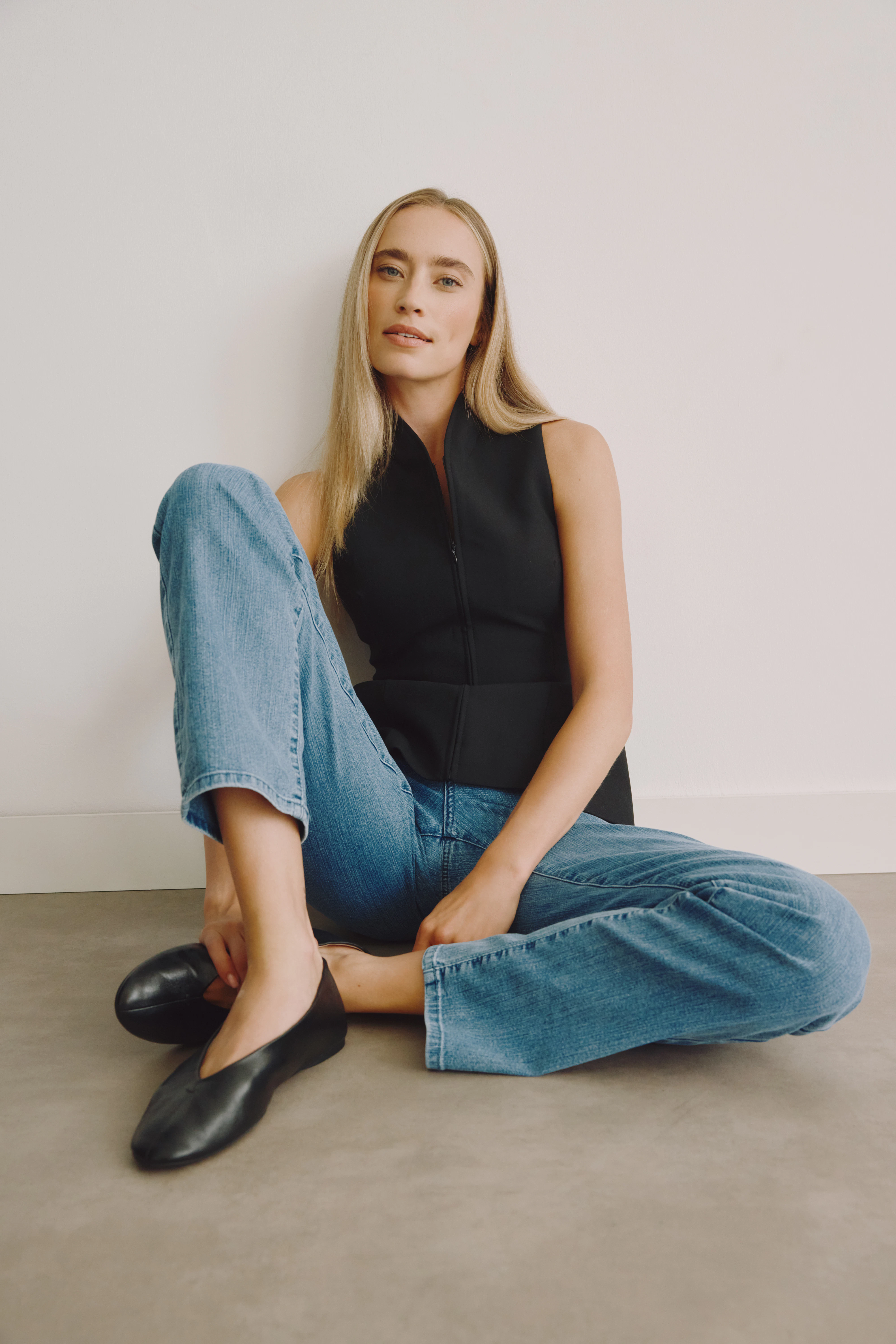Model trägt ANGELS Dolly Jeans mit schwarzem Top und Ballerinas