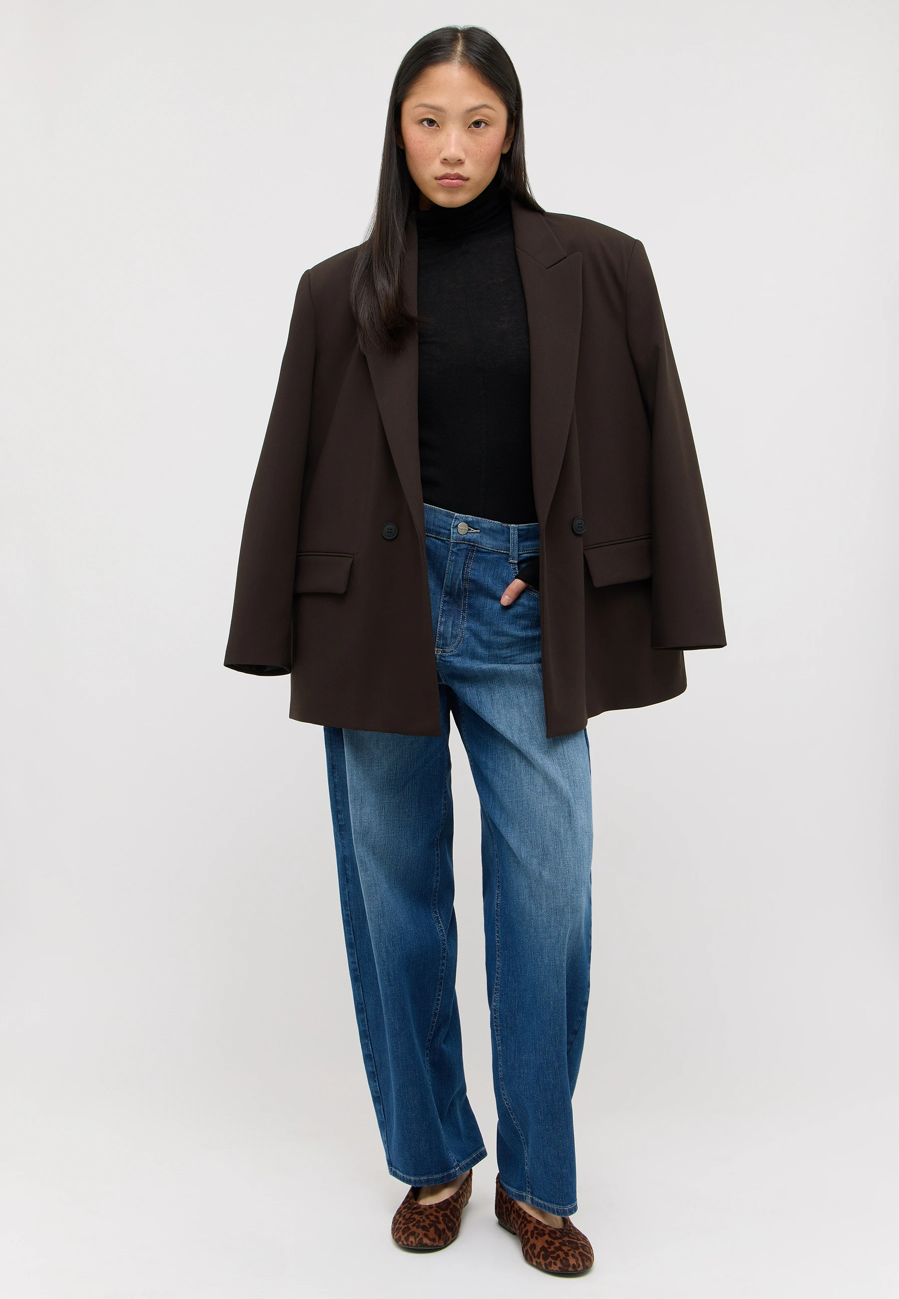 Model trägt blaue Jeans von ANGELS mit braunem Blazer und Ballerinas