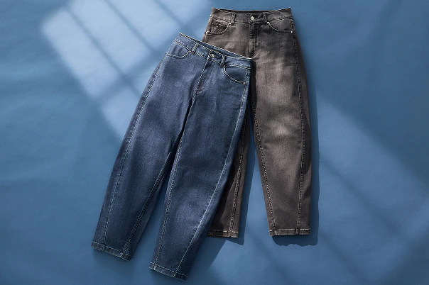 Twee Barrel-Leg-jeans op de grond gelegd.