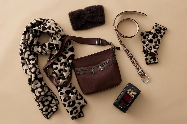 Eine Collage aus verschiedenen Accessoires in Braun-Naturfarben.
