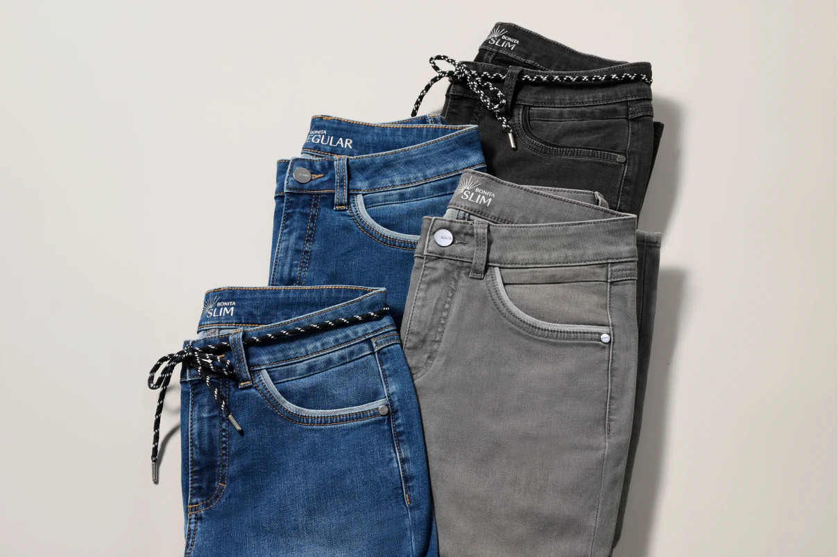 Jeans auf dem Boden liegend in verschiedenen Farben. 