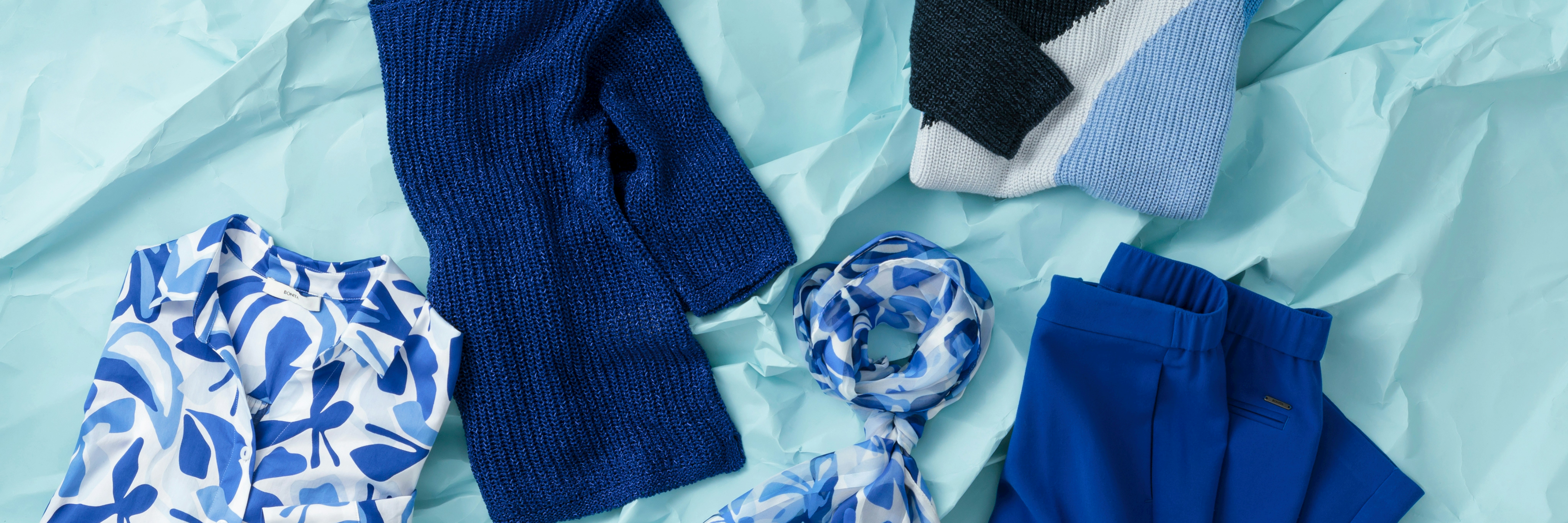 Blaue Kleidung auf grünem Hintergrund
