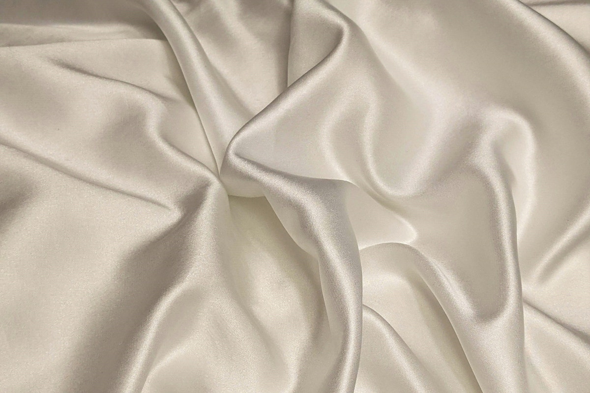 Bonita Riga Raso – edele stof met glanzend oppervlak en moderne structuur voor stijlvolle outfits