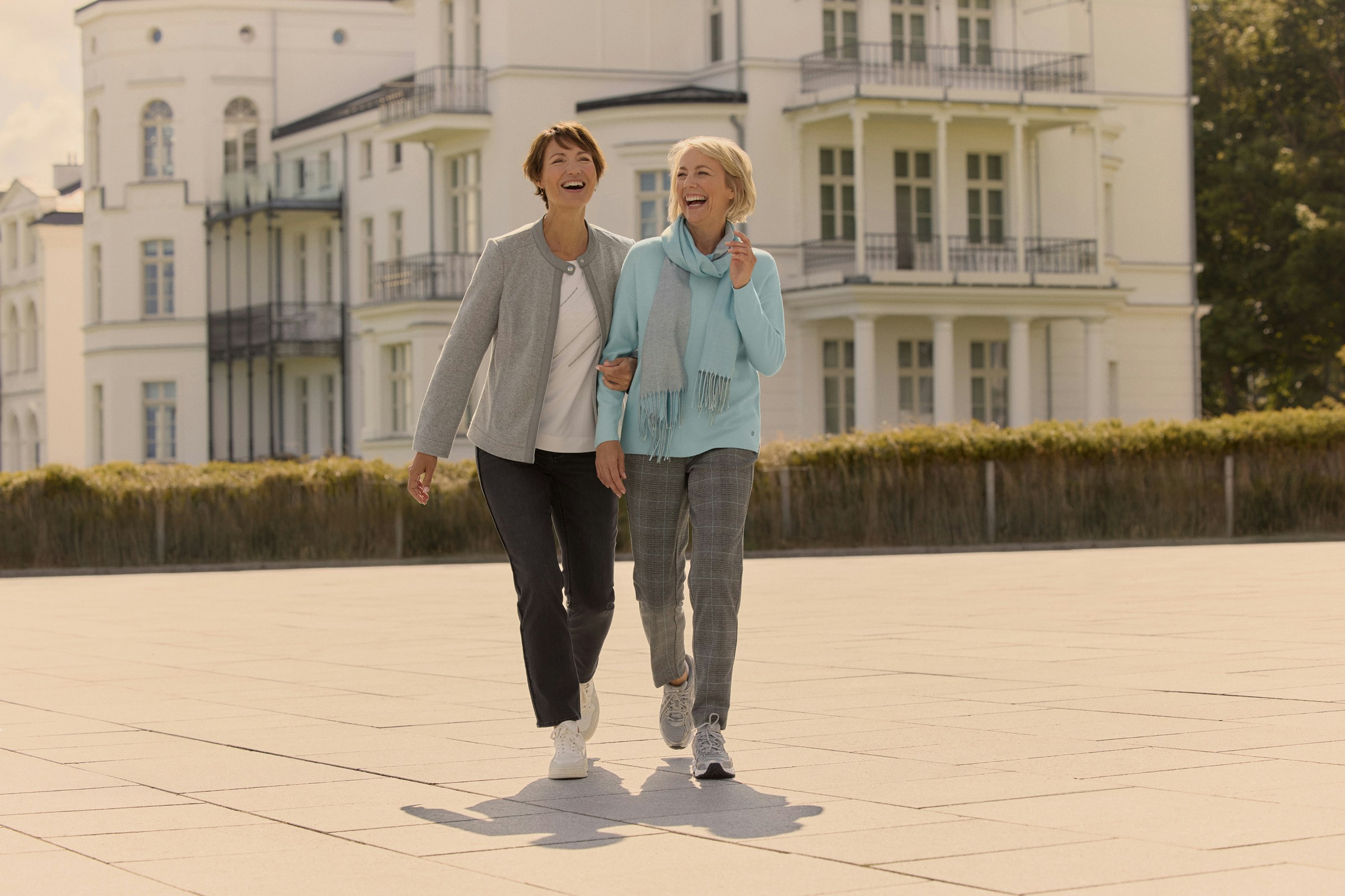 Bonita-outfit voor koelere dagen - trui met streepjesmotief & roze broek  Bonita-outfit voor koelere dagen - trui met streepjesmotief & rode broek