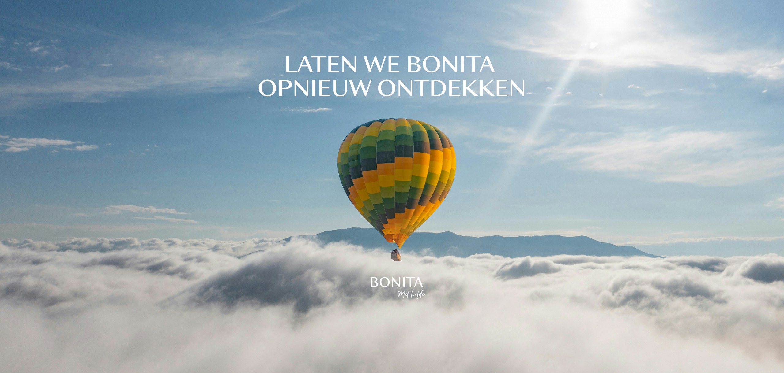 Heteluchtballon boven de wolken