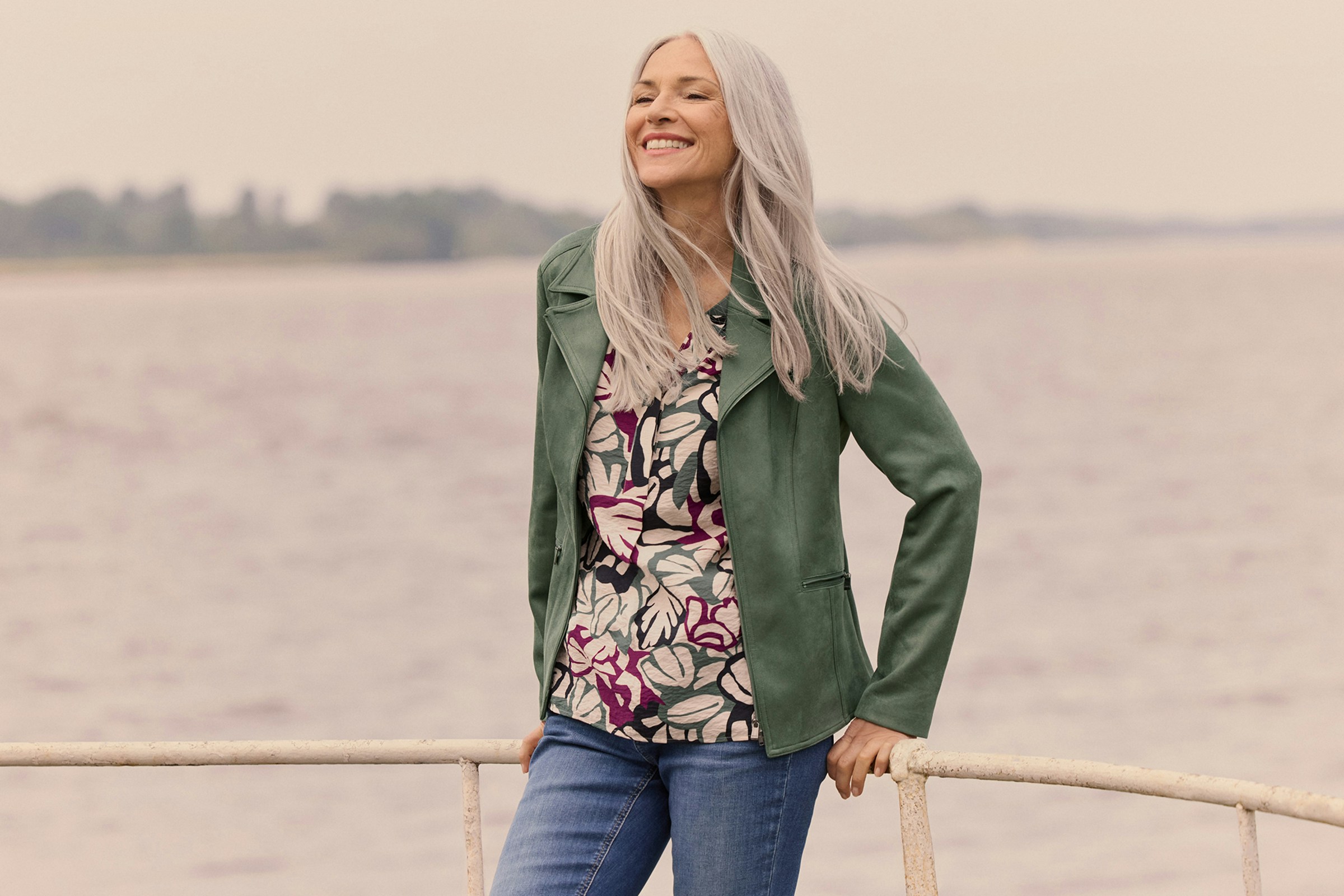 Bonita Spätsommeroutfit am Meer - Gemusterte Bluse mit regulärerer Jeans & Blazer mit Reißverschluss