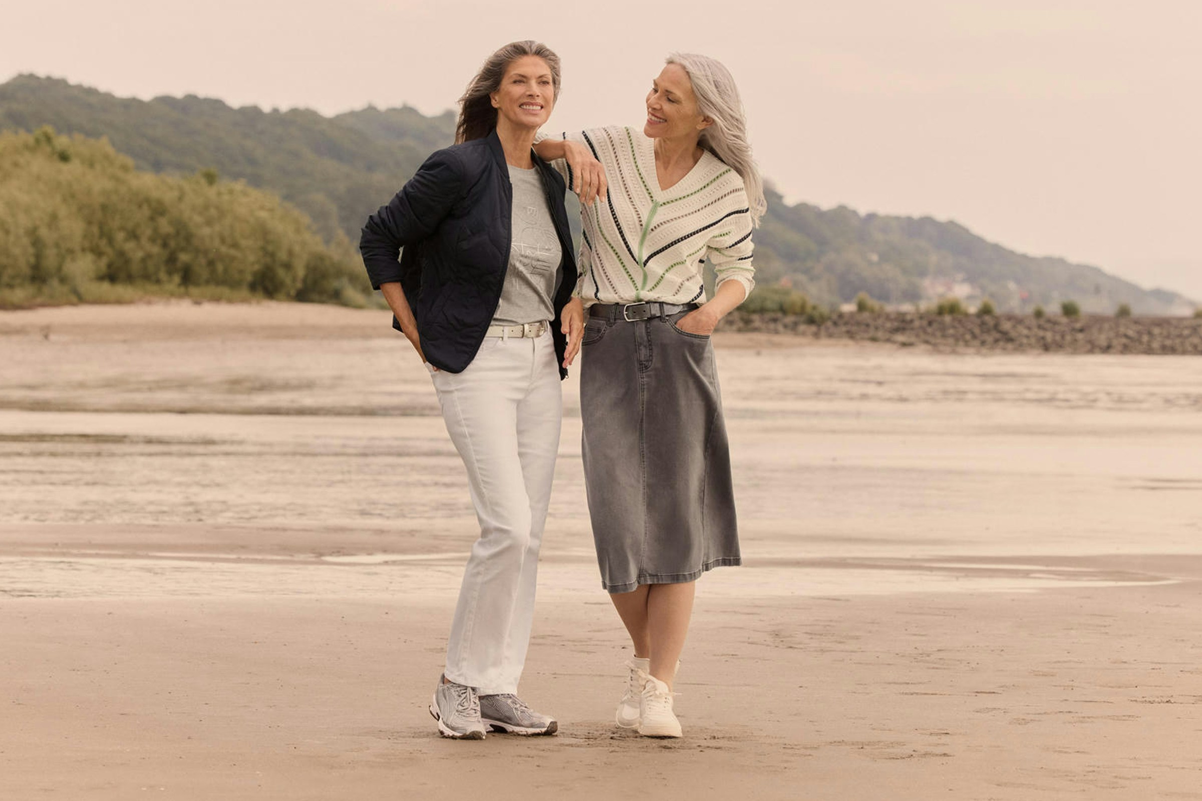Bonita Spätsommeroutfit am Strand - Pullover mit Streifen-Design & Denim Rock