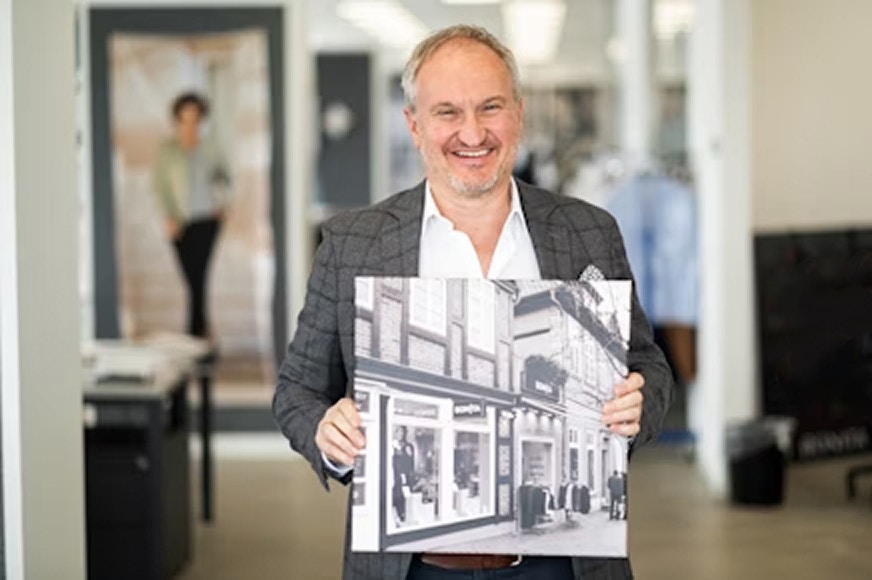 Unser Geschäftsführer Karsten Oberheide mit einem Bild von unserem ersten Store