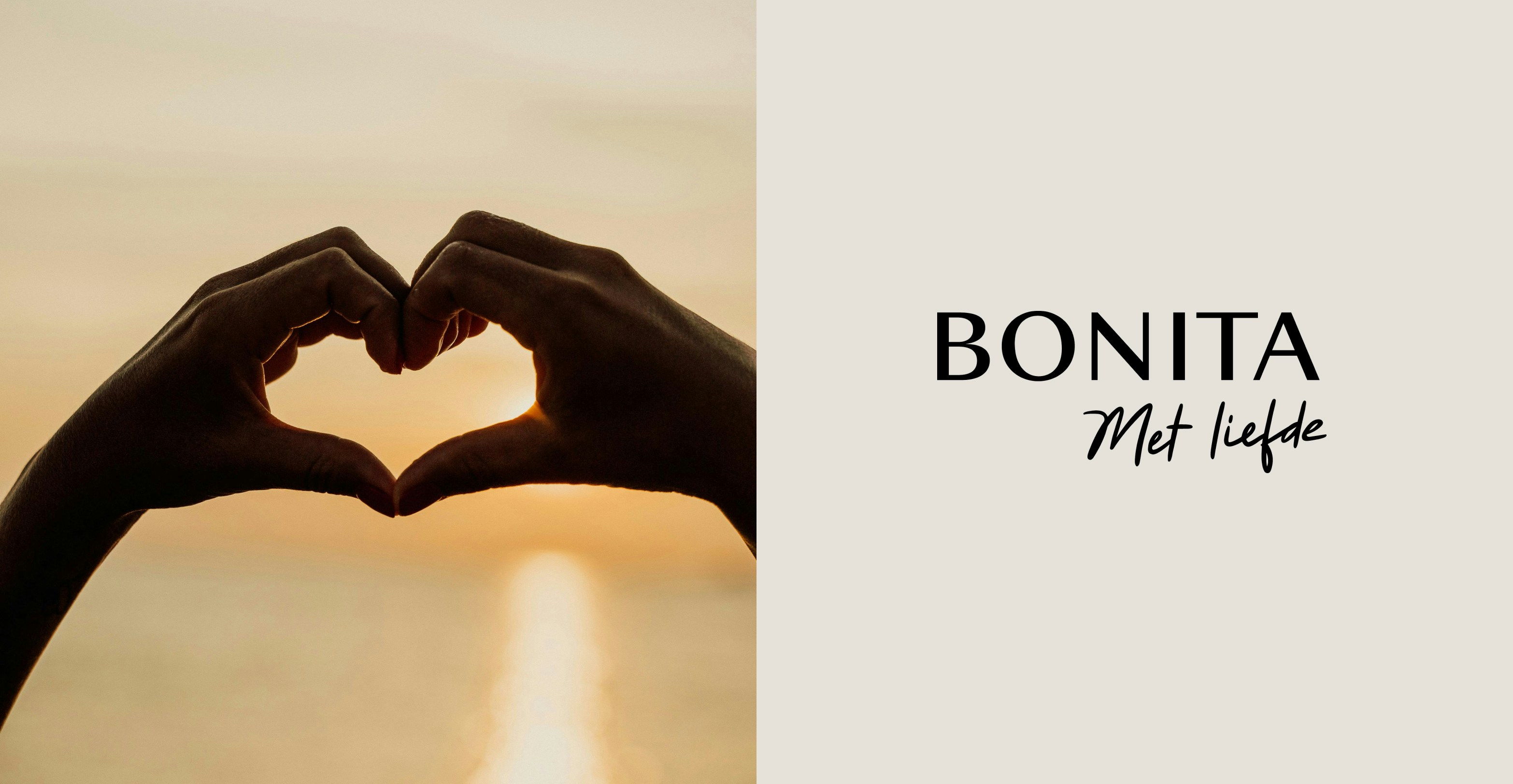 Twee handen die voor een zonsondergang een hart vormen