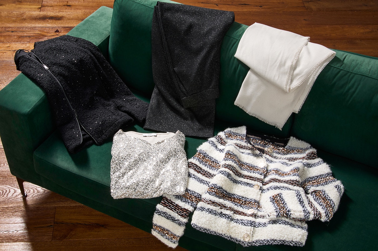 Foto met Bonita in feestelijke outfits liggend op een groene bank.   