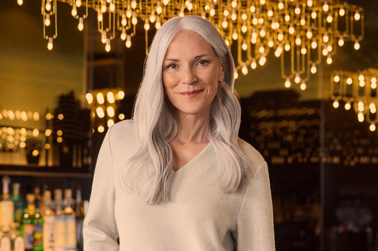 Eine Frau in einem beigen Strickpullover von Bonita. 